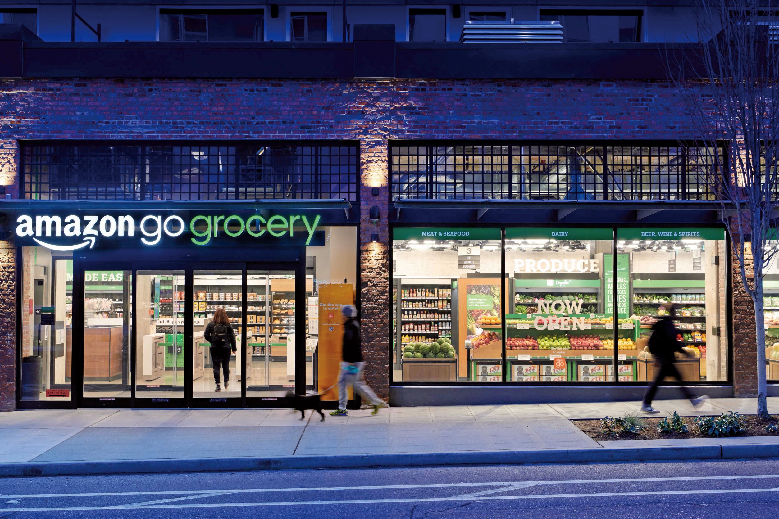 行之有年的「Amazon Go」便利商店在美英两国大城可见踪迹，店里没有店员服务，想买什么拿了就可以离开。该科技主要利用专属App搭配店内多个摄像机，精准辨识消费者在店内拿了或放回哪些商品，直接把帐记在绑定信用卡上。无人商店经营模式在倡导「无接触服务」的疫情时期也再度受到重视。