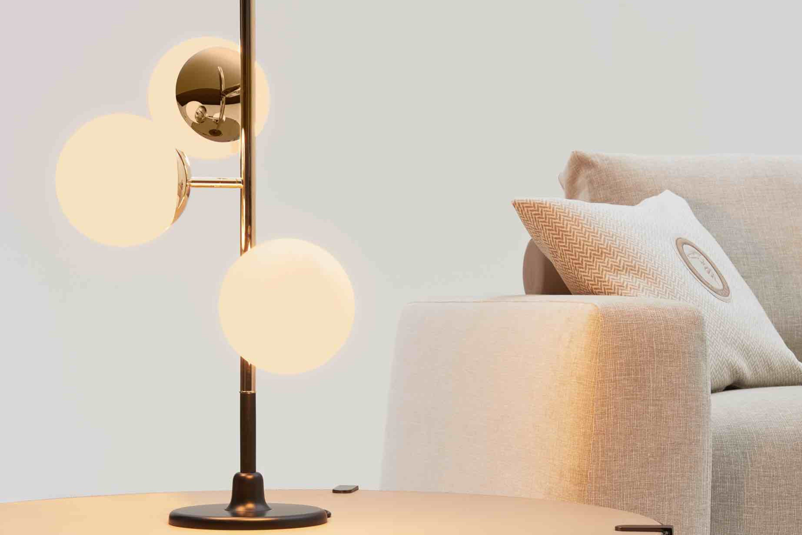 Cherries Lighting 桌灯，将时髦精致的时尚主义崭露无疑，翩然展现恒久摩登的气息。