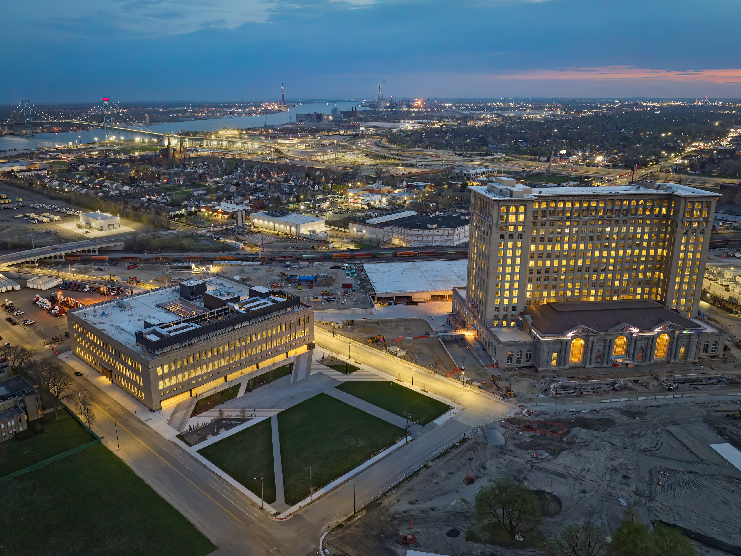 Newlab at Michigan Central 是以一座建於 1936 年的美國郵務分揀中心改建而成。