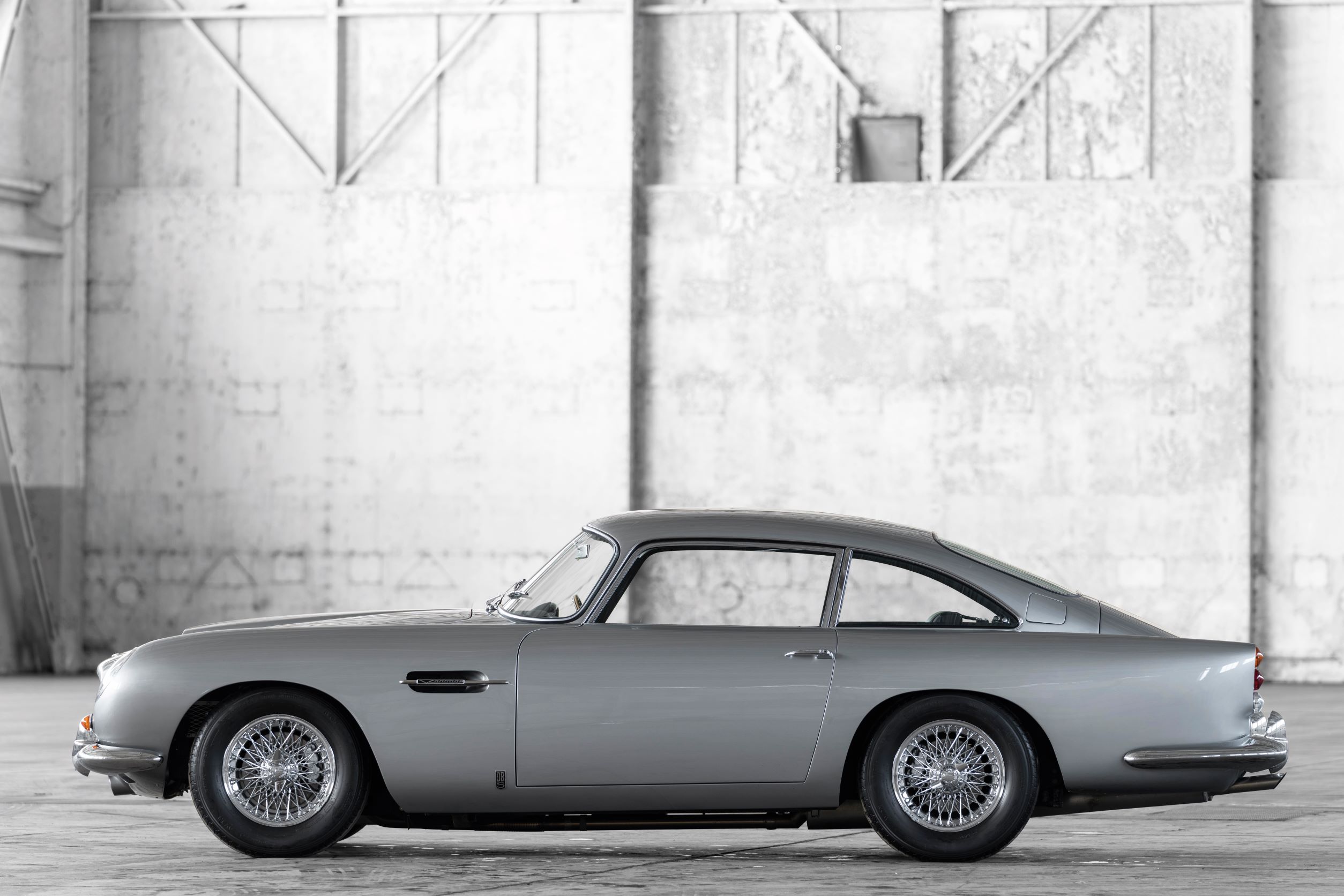 DB5 车身线条完美展现兼具豪华身段以及跑车风格的独到品味。