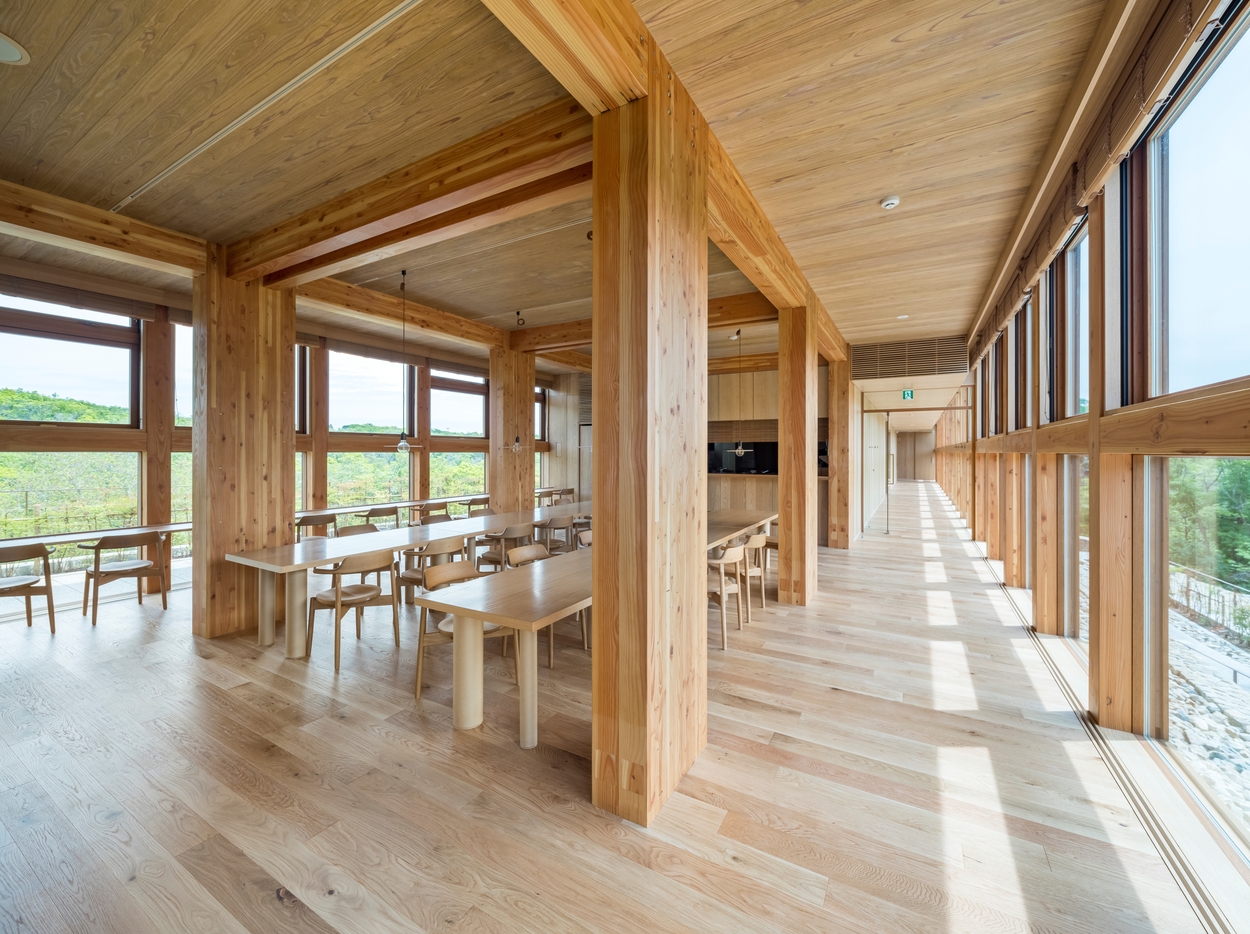 以原木建构出的餐厅空间，同样也 1 享有充足的自然采光。