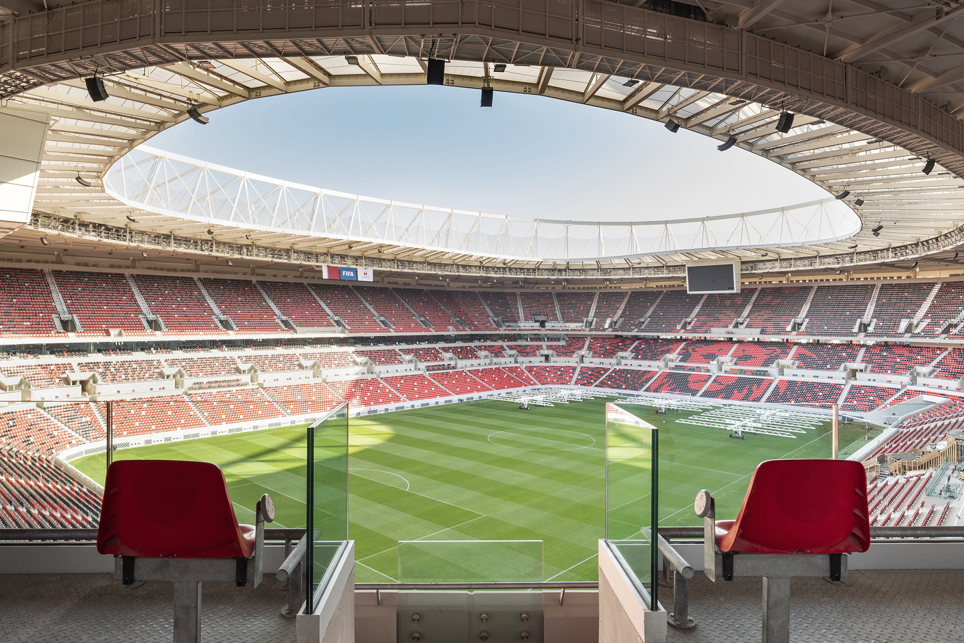 為了因應漠地氣候，Ahmad Bin Ali Stadium 在看台座椅區特別設計環保通風冷卻系統。