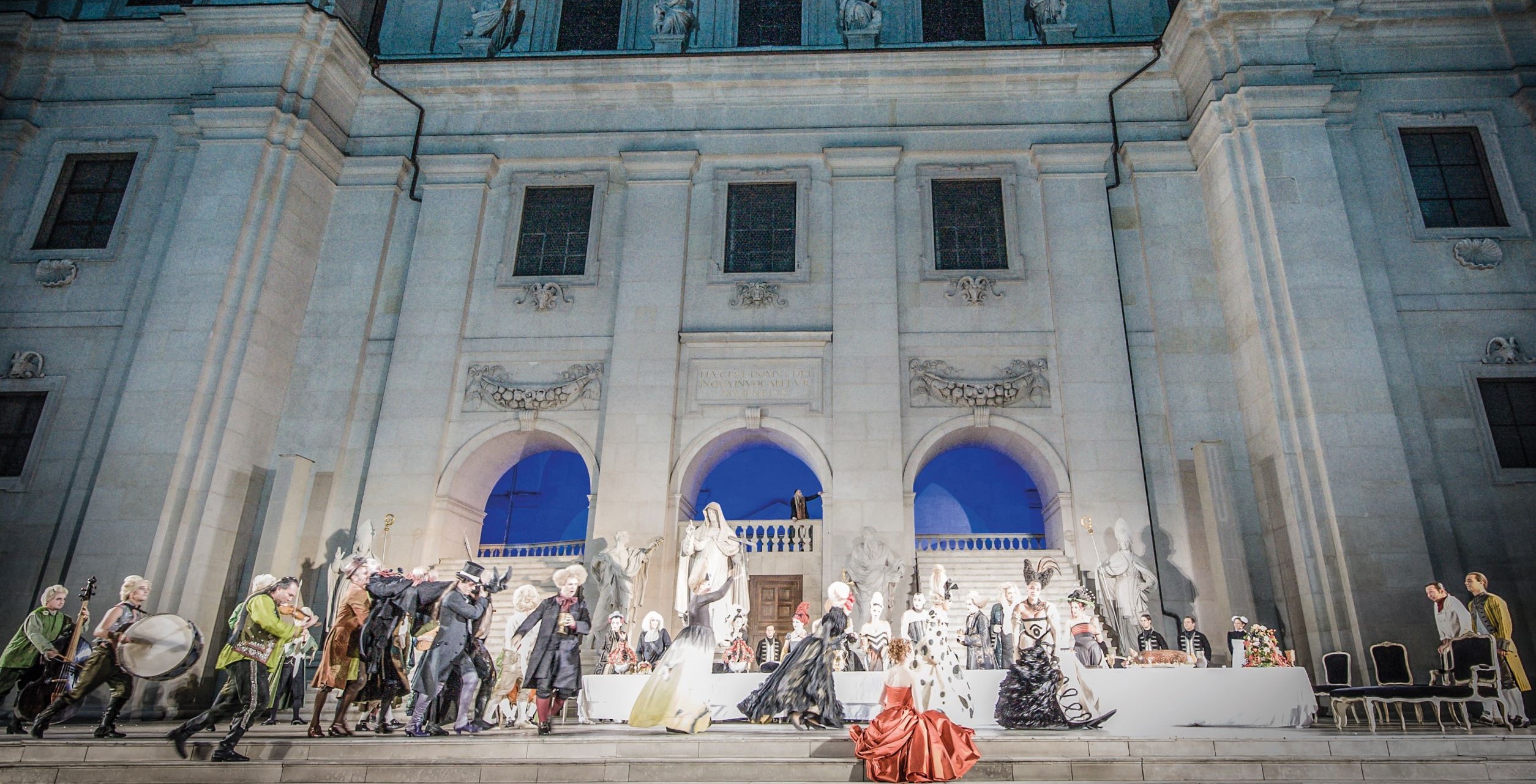 在主教堂广场演出的萨尔兹堡音乐节创始剧《每个人》。 （© Tourismus Salzburg）