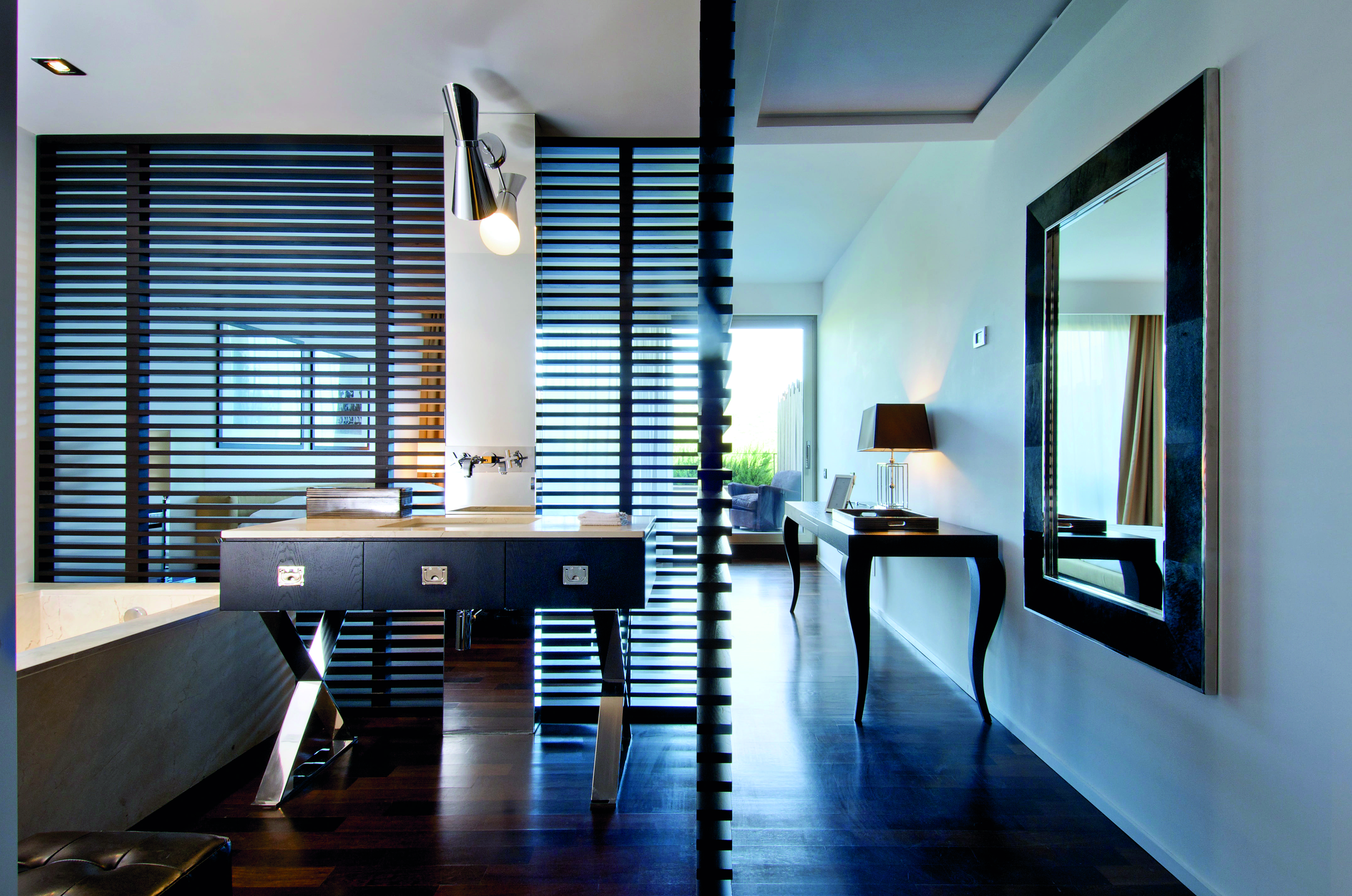 大师设计的极简线条将户外阳光引入室内。