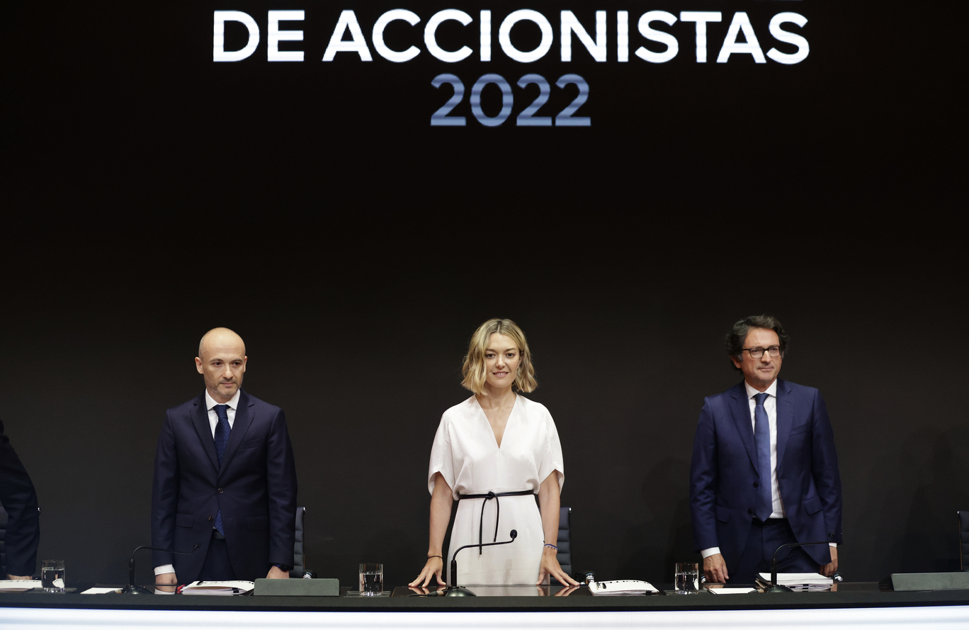 2022 年 6 月，Marta Ortega （中）以集团总裁身份，与担任她的右手的 CEO Oscar Maceiras （左）一起在总部出席公司股东大会。