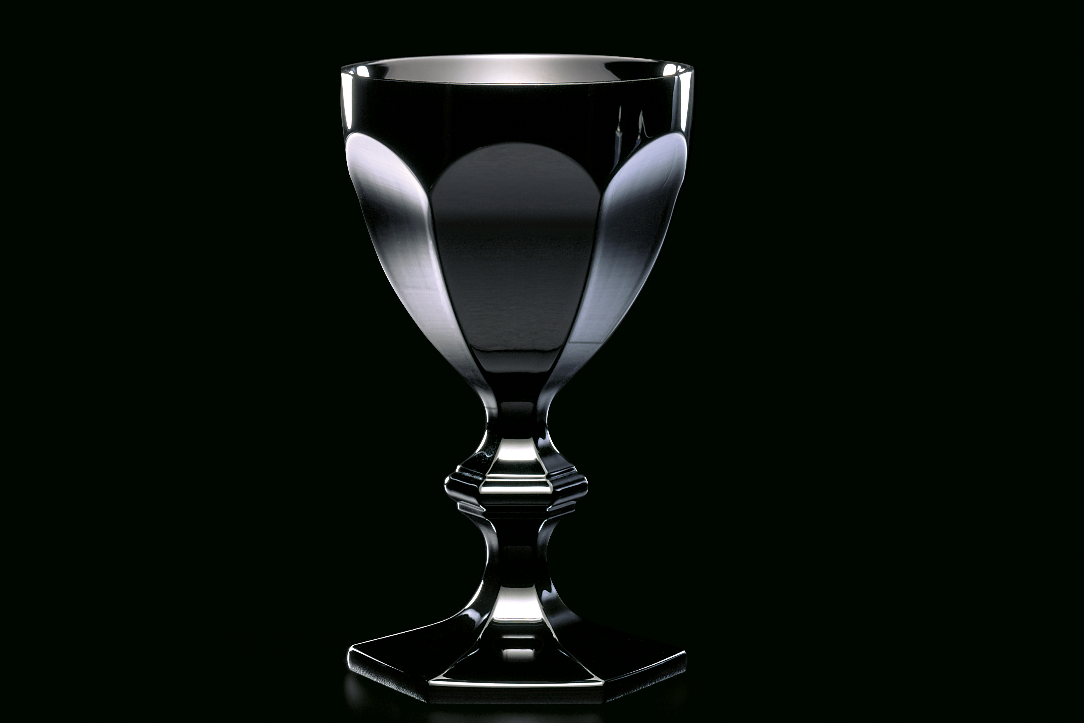 黑色水晶酒杯。