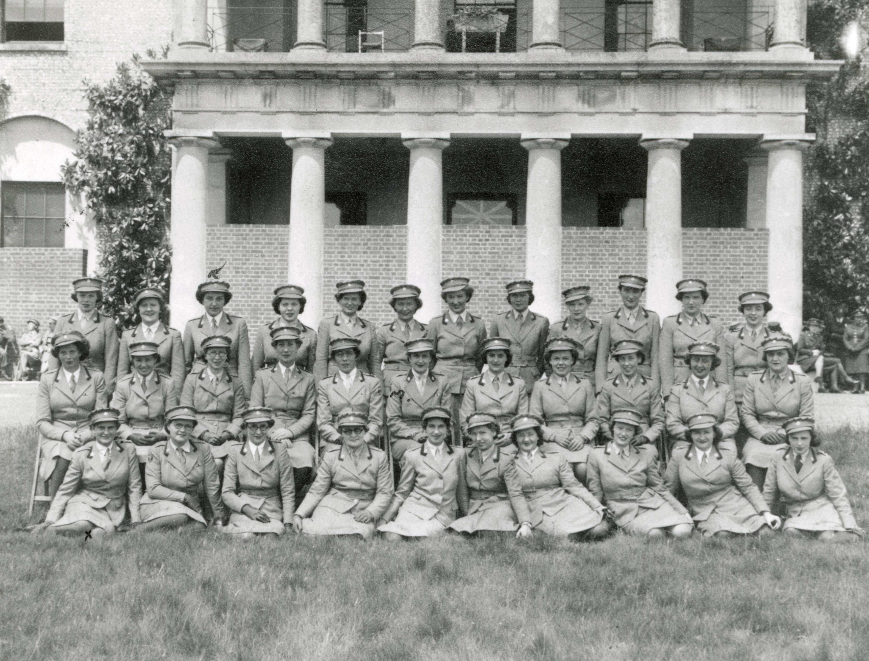 英国贵族到今日仍相当注重自己的社会责任，而 Lennox 家族也曾在动荡时期，将产业提供给英国军方使用。