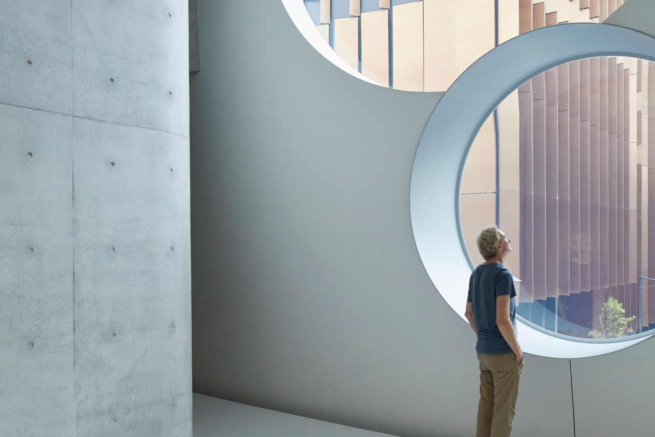 在双圆形窗户内，则是以清 水模建构出一方宁静的赏景天地。 （ Photo by Martin Mischkulnig ）