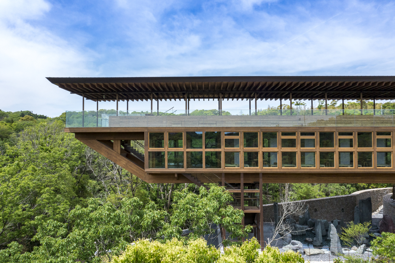 整个禅坊靖宁以两个固定基座和悬 臂式设计，营造出在自然中寻求平衡的建筑意象。