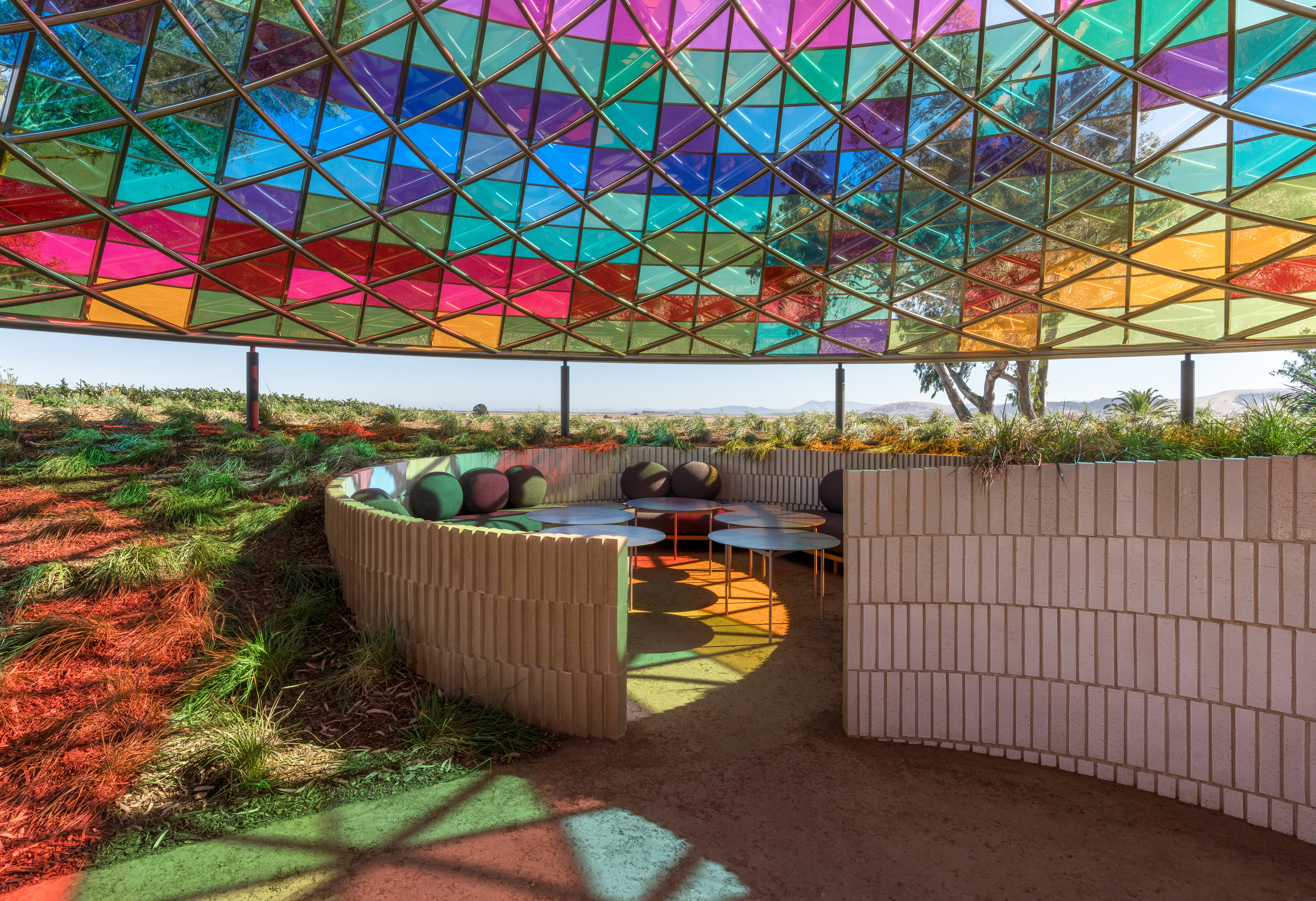 EMBRACE COLORFUL VIBES：Vertical Panorama Pavilion 为城市活力上色 - 万花筒艺术品酒亭