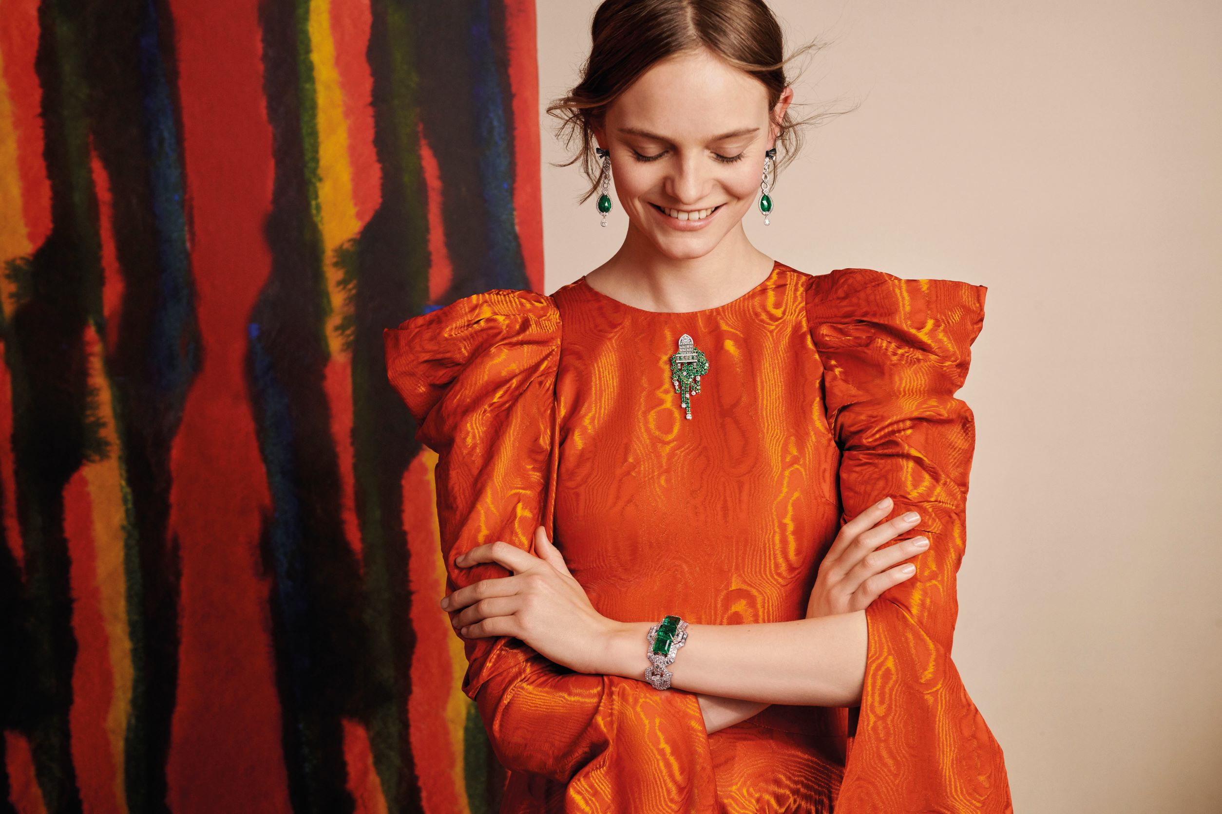 名为「Lover's Path」的手镯将3颗极致珍稀的祖母绿切割宝石以镶嵌美钻围绕，这3颗产自哥伦比亚的绿宝石散发深绿带蓝的色调，使观者的目光「沉浸于一泓翠绿之中」，象征恋人誓言为了爱情携手渡过所有障碍的勇气。