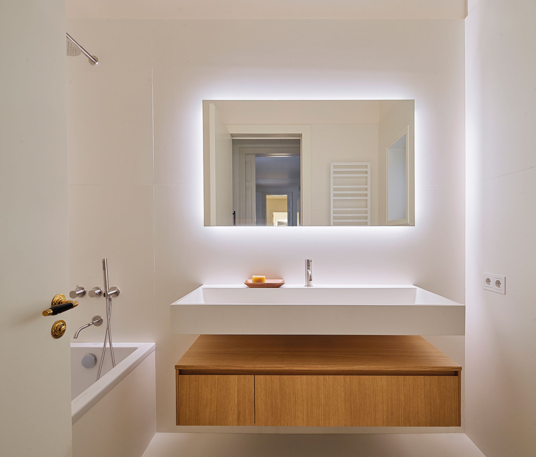 尽量保留建筑本身的色彩风格和主要材料，力求与建筑古典元素无冲突的住宅美学。