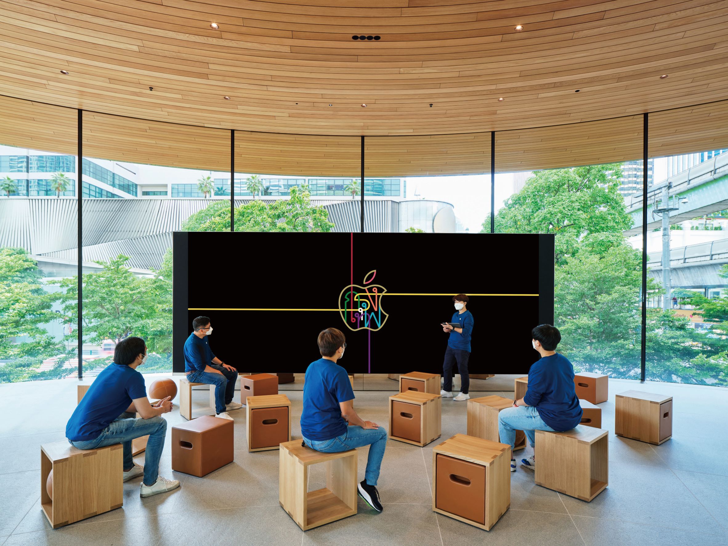 Apple Central World 也規劃有可靈活利用的論壇空間，並使用可自由移動的木箱式座椅，來與建築的木質感相配搭。