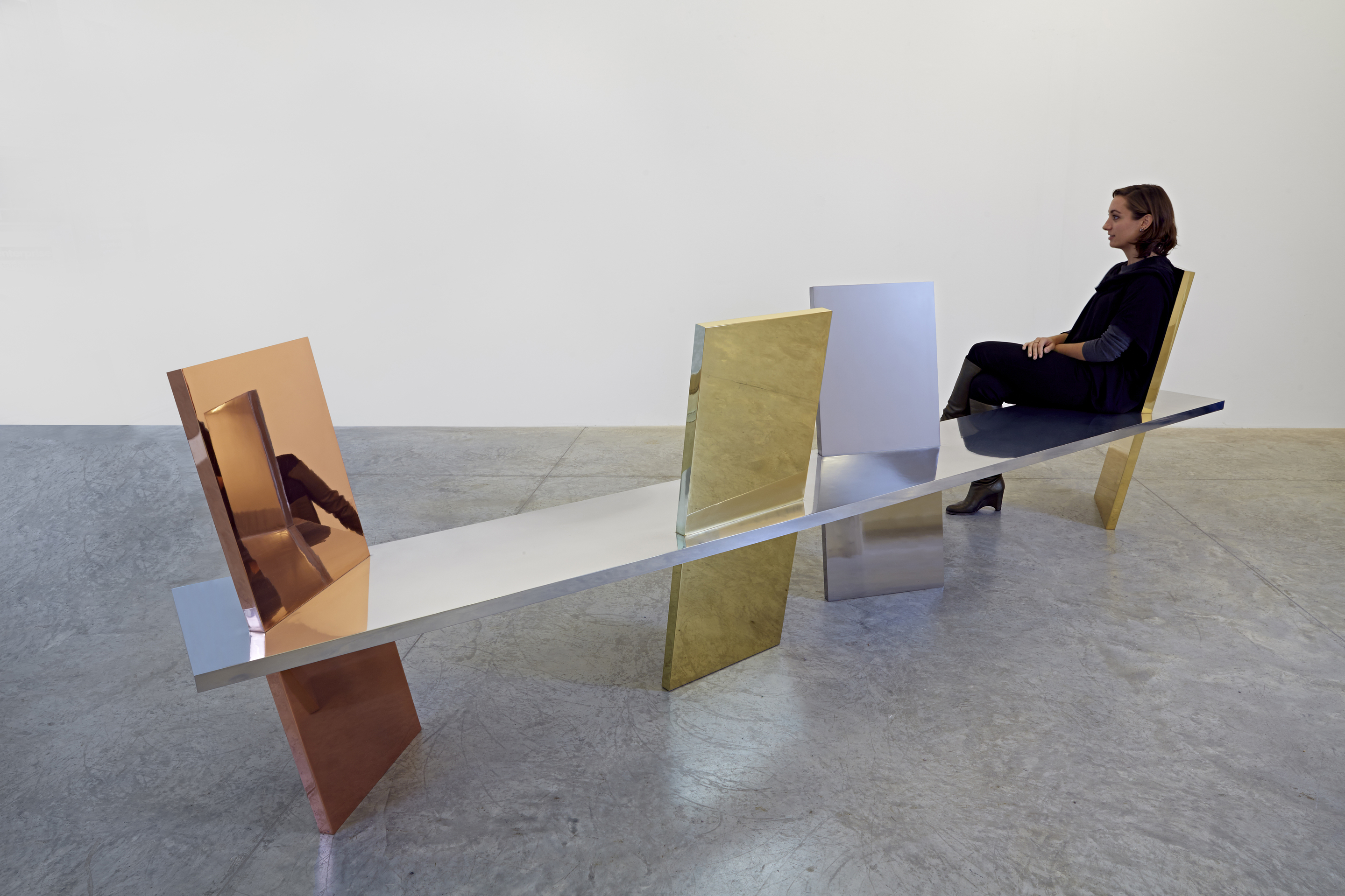 Paul Cocksedge 将铜和铝料这两种性格相异的金属，透过冷冻温度把彼此无缝相接出的家具系列「Freeze 」。