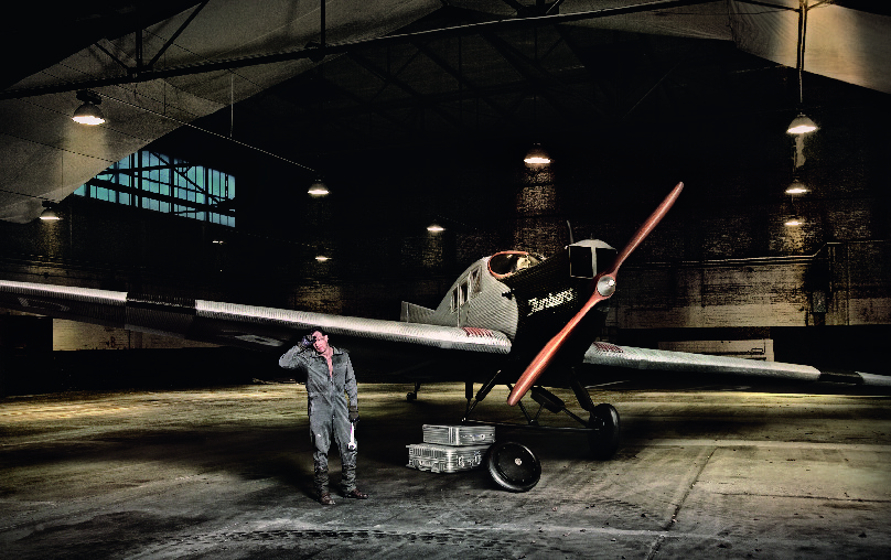 在 1930 年代，RIMOWA 工厂曾遭受一回大火吞噬， 但在火场灰烬中依旧闪亮的铝镁合金材质，成为 RIMOWA 浴火重生的关键。