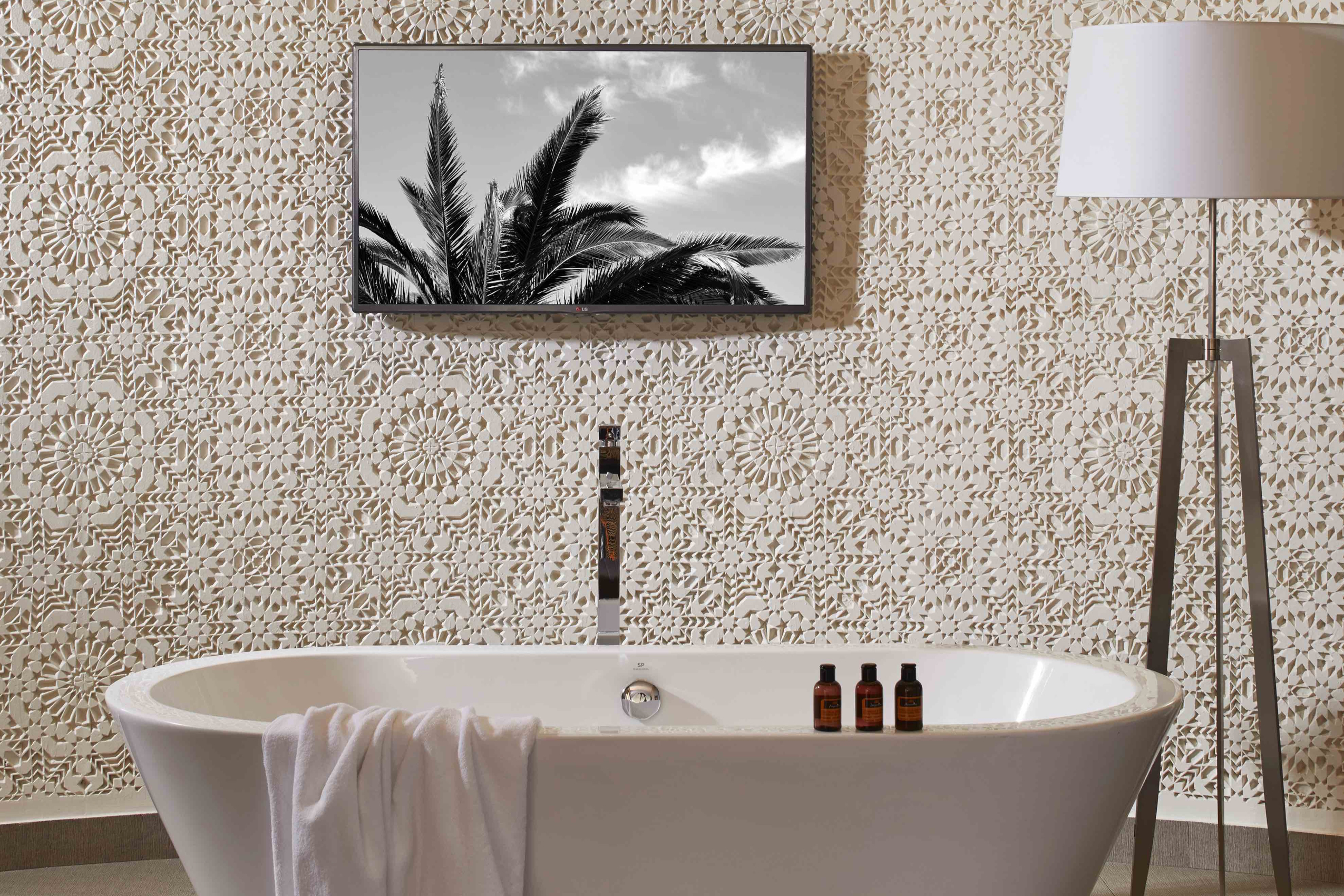 浴缸空间从天花到壁面均以成千上万的雕花石膏版砌成，极为讲究且精致地打造出梦幻般的疏光效果。