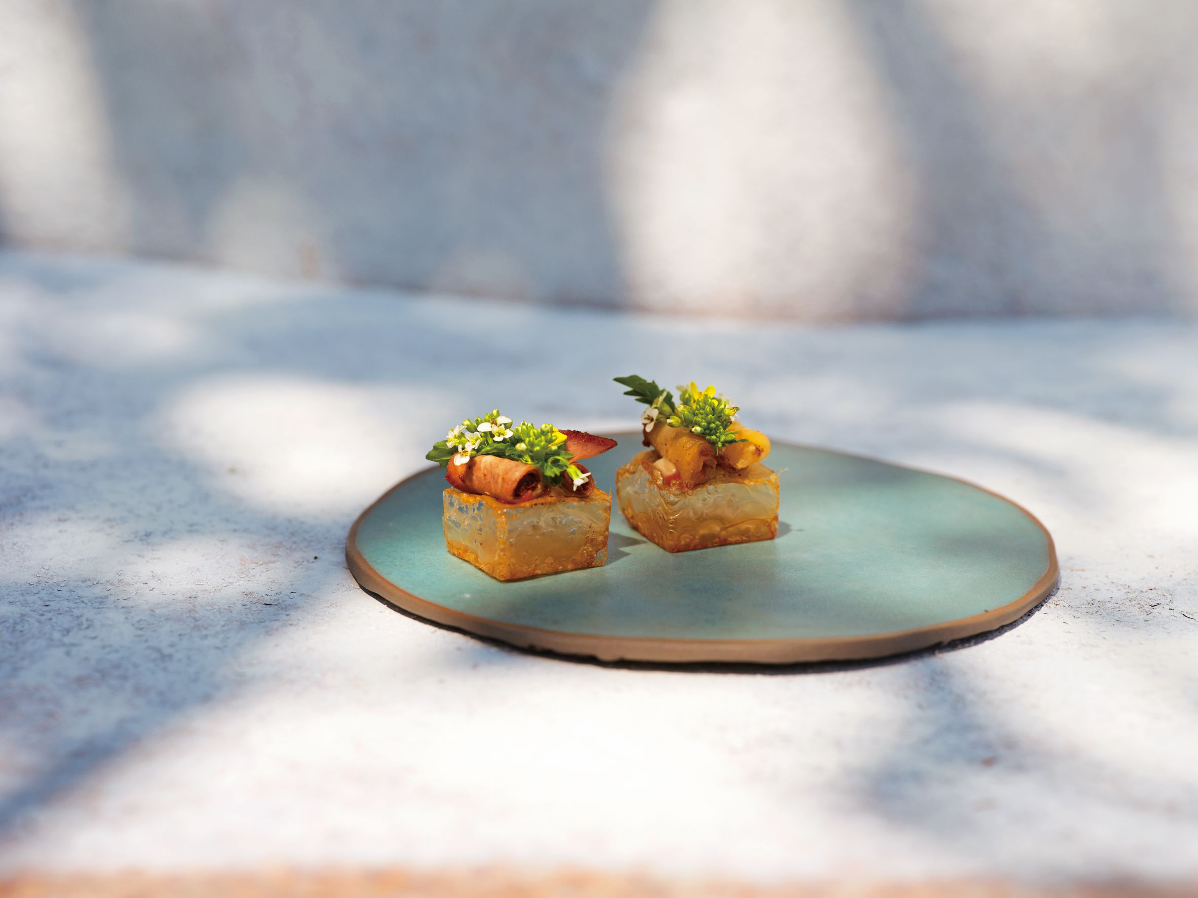 佐海藻冻和野生豆瓣菜的当地产烟熏牛舌。