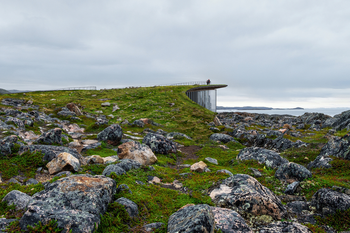 在屋顶上种植有当地植被的 Nunavut Inuit Heritage Centre， 也将成为冰原生态栖地的一环。