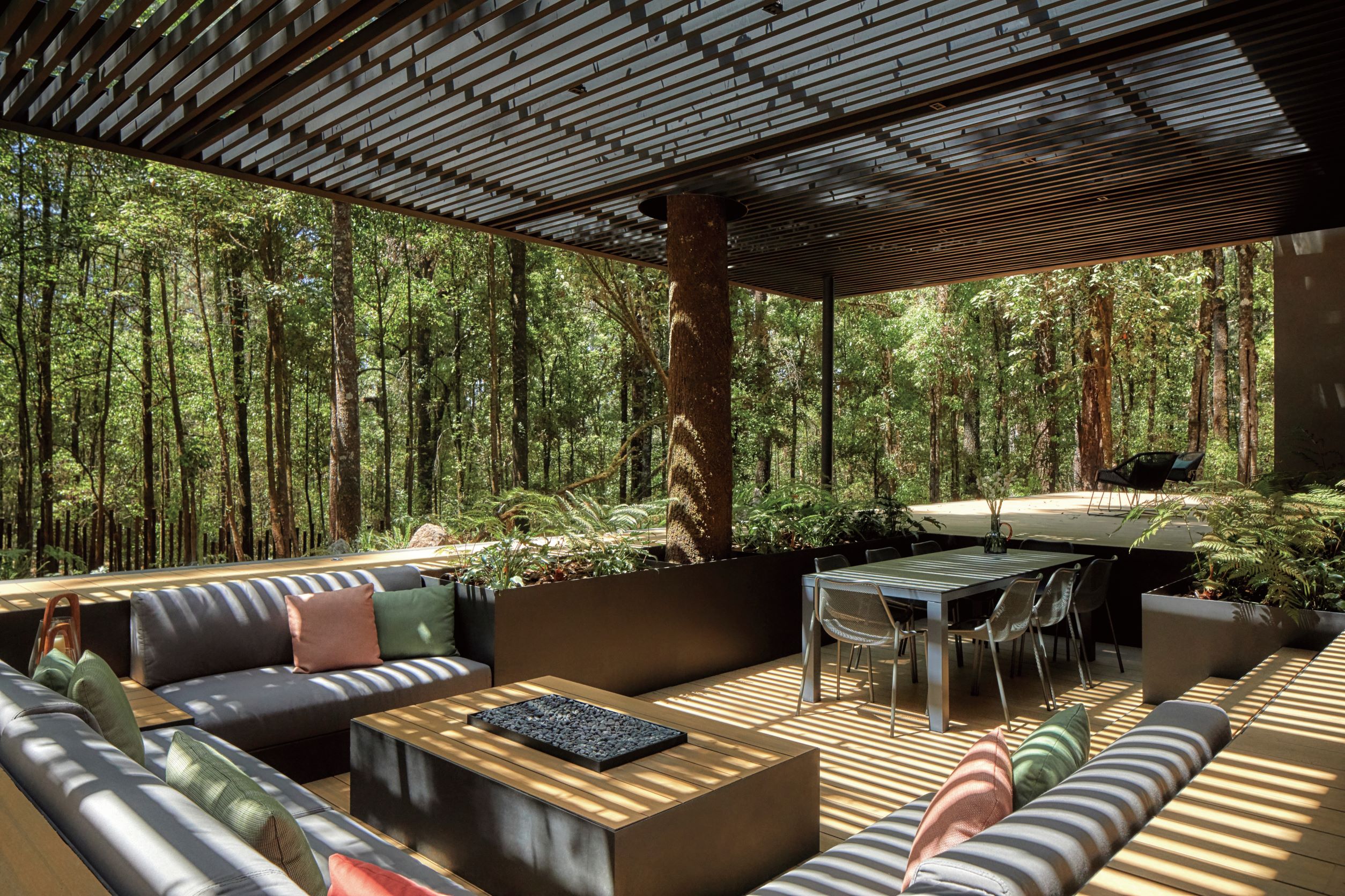 交谊小屋前被森林绿意包围的露台休闲座椅区。
