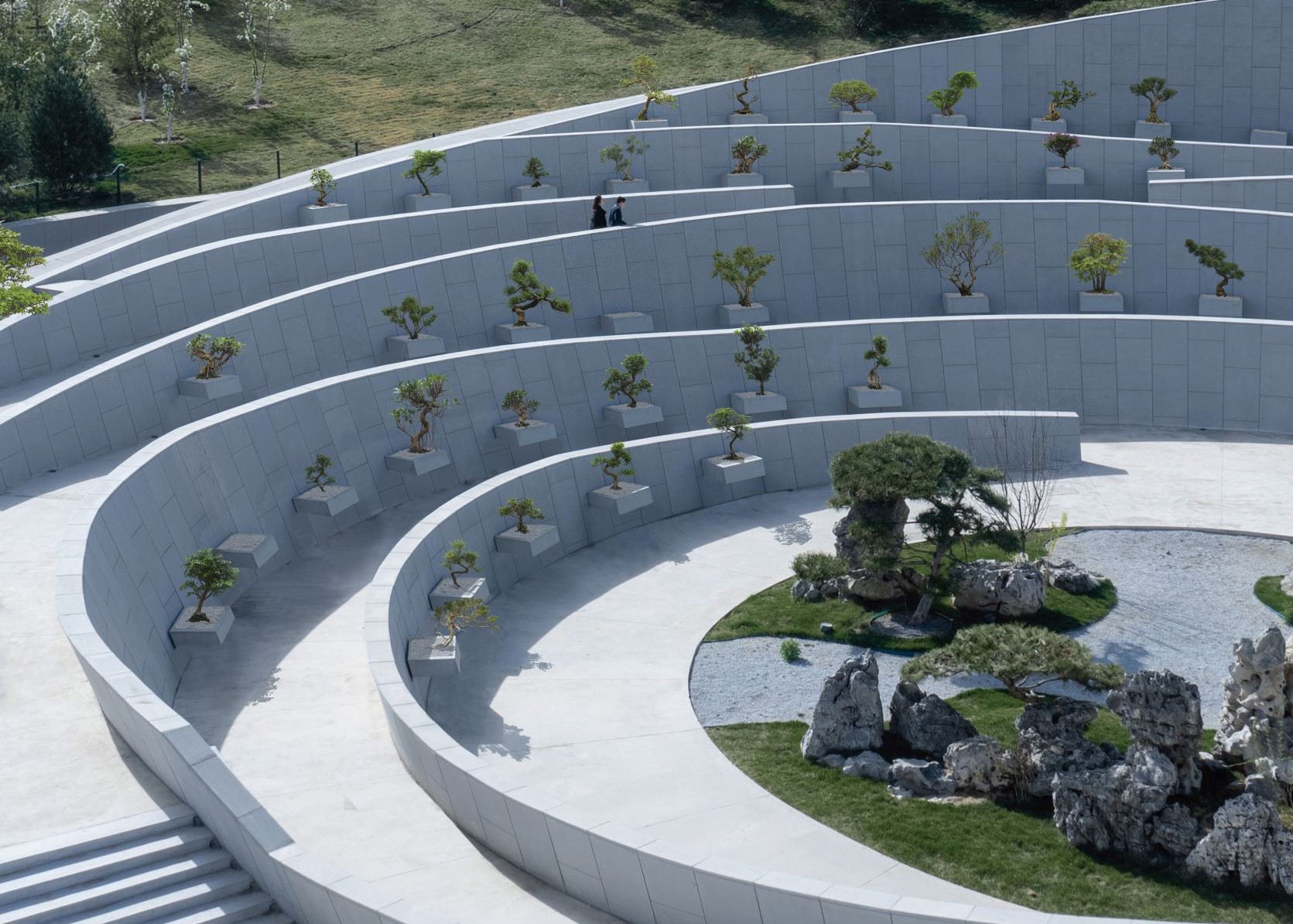 采多层同心圆设计的盆栽博物馆，也以整个建筑样式向东方园艺致敬。
