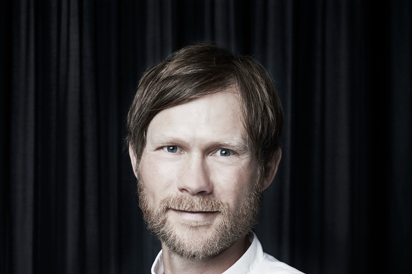 热爱自然的 Rasmus Kofoed， 擅长以充满诗意的餐点，述说时节的美好。