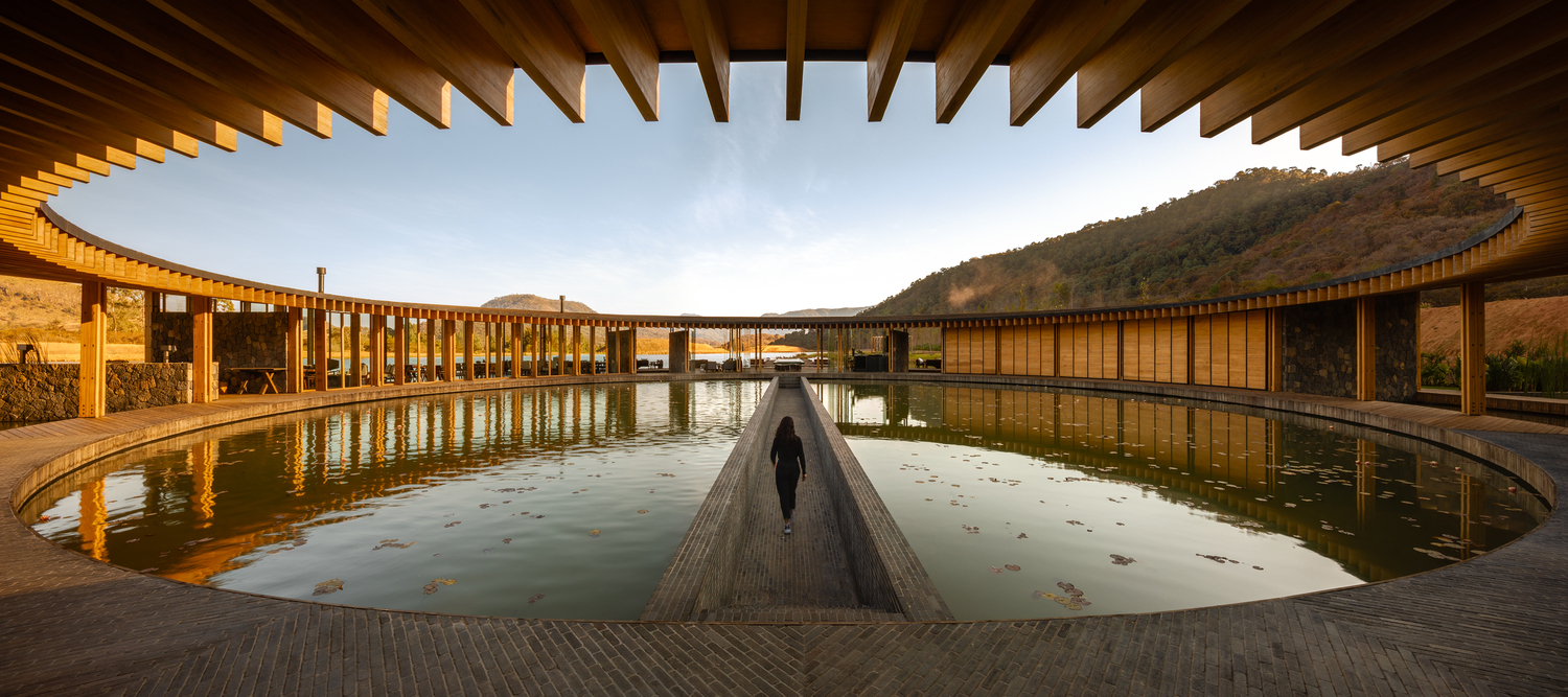 Valle San Nicolás 特别以湖面上的环形建筑量体，建构出湖中湖的独特景象。