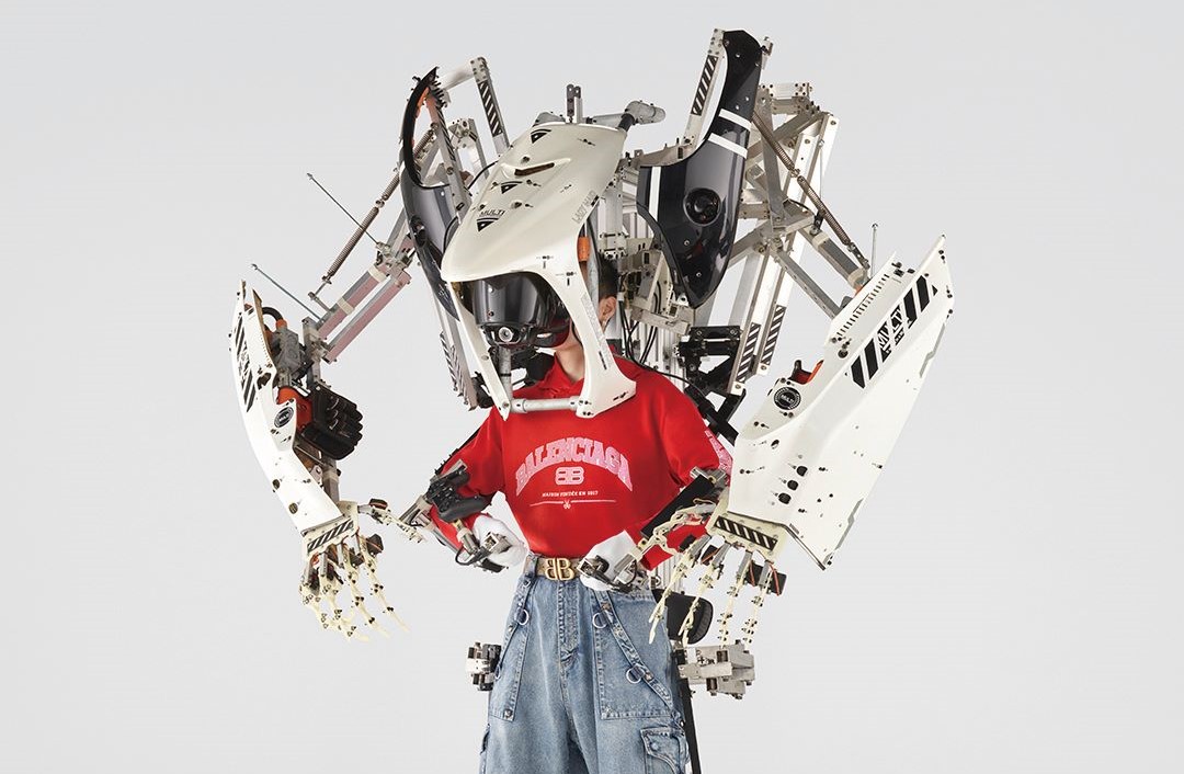 Balenciaga 2022 春季广告形象大片，特别加入一系列池内启人的经典机械作品，让时尚变得更加前卫。尤其这套机械手臂尤为经典，是与日本机器制造商 Skeletonics 共同打造，预计将在日本及巴黎展出。