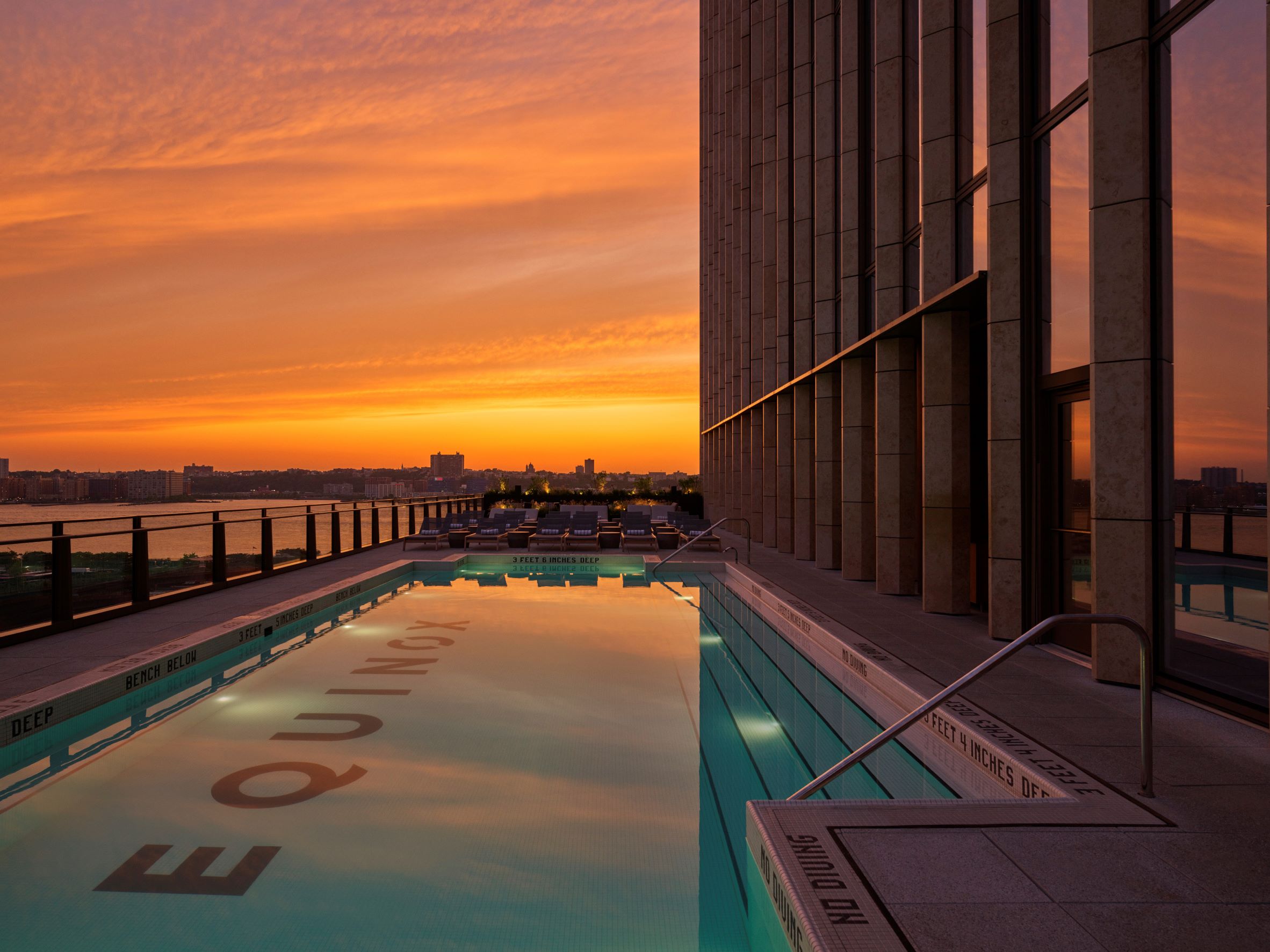 沐浴在夕阳下的 Equinox Hudson Yards 户外泳池。