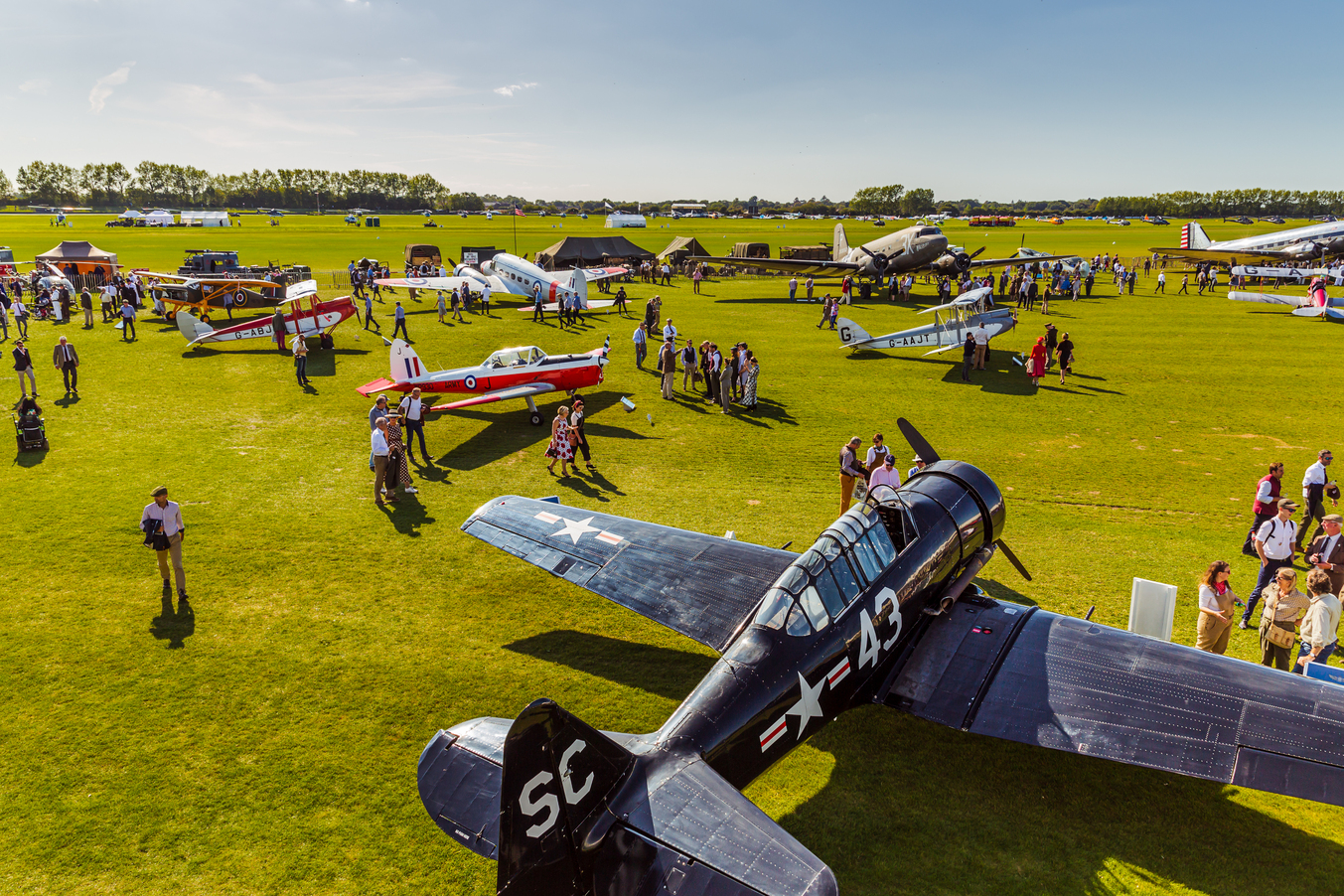 在 9 月初举办的 Goodwood Revival，会展出各种航空飞行器，常被视为 Goodwood Festival of Speed 的相关活动。