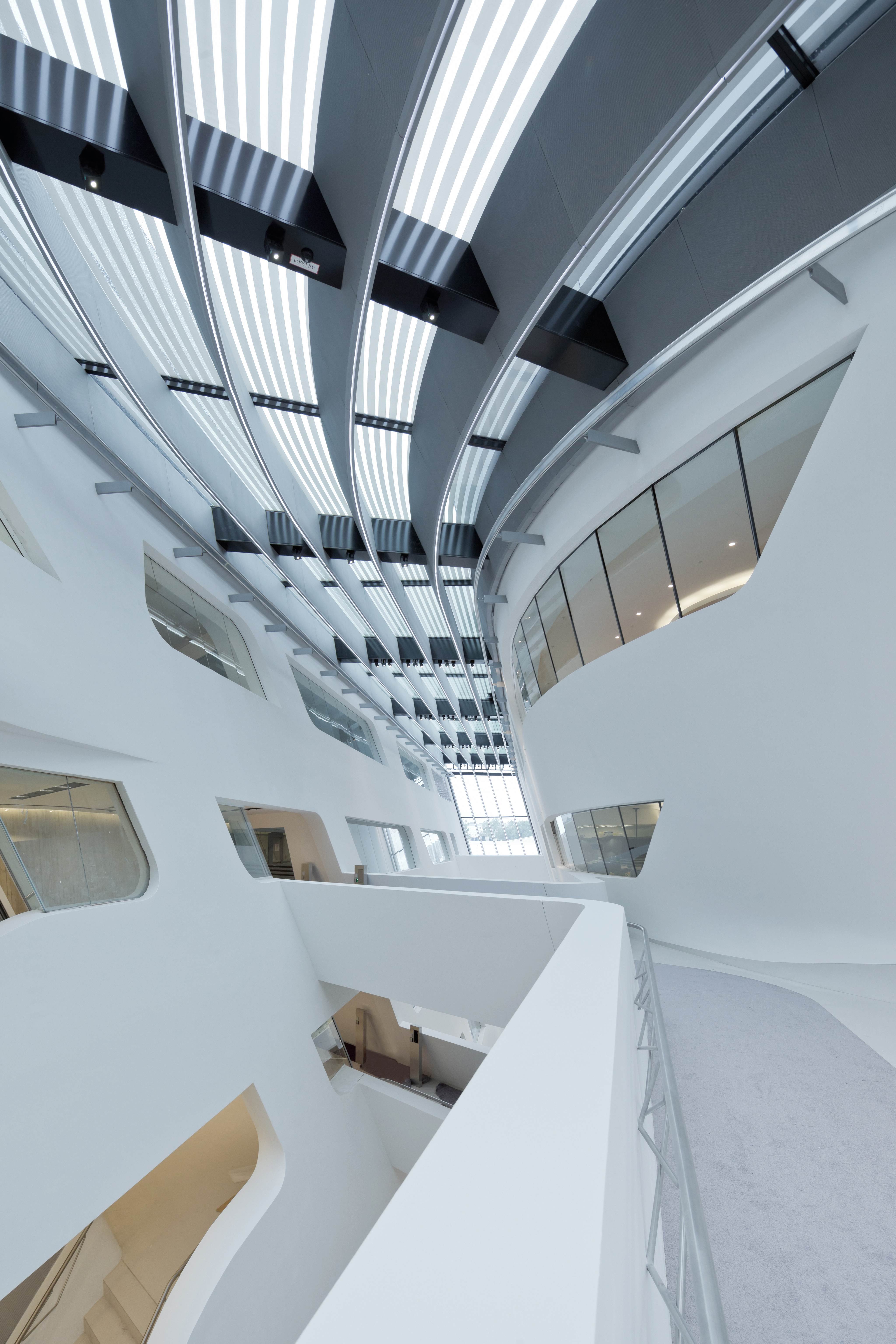 TOP 10 LIBRARIES OF THE YEAR: University of Economics Vienna 全球风格图书馆 - Zaha Hadid 的太空感建筑