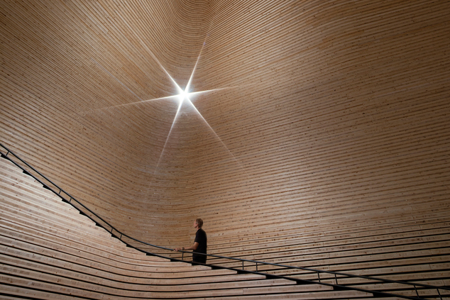 以木条装饰出的钟型剧院， 如同原始洞穴般充满自然有机美。 （ Photo by Julia Charles ）