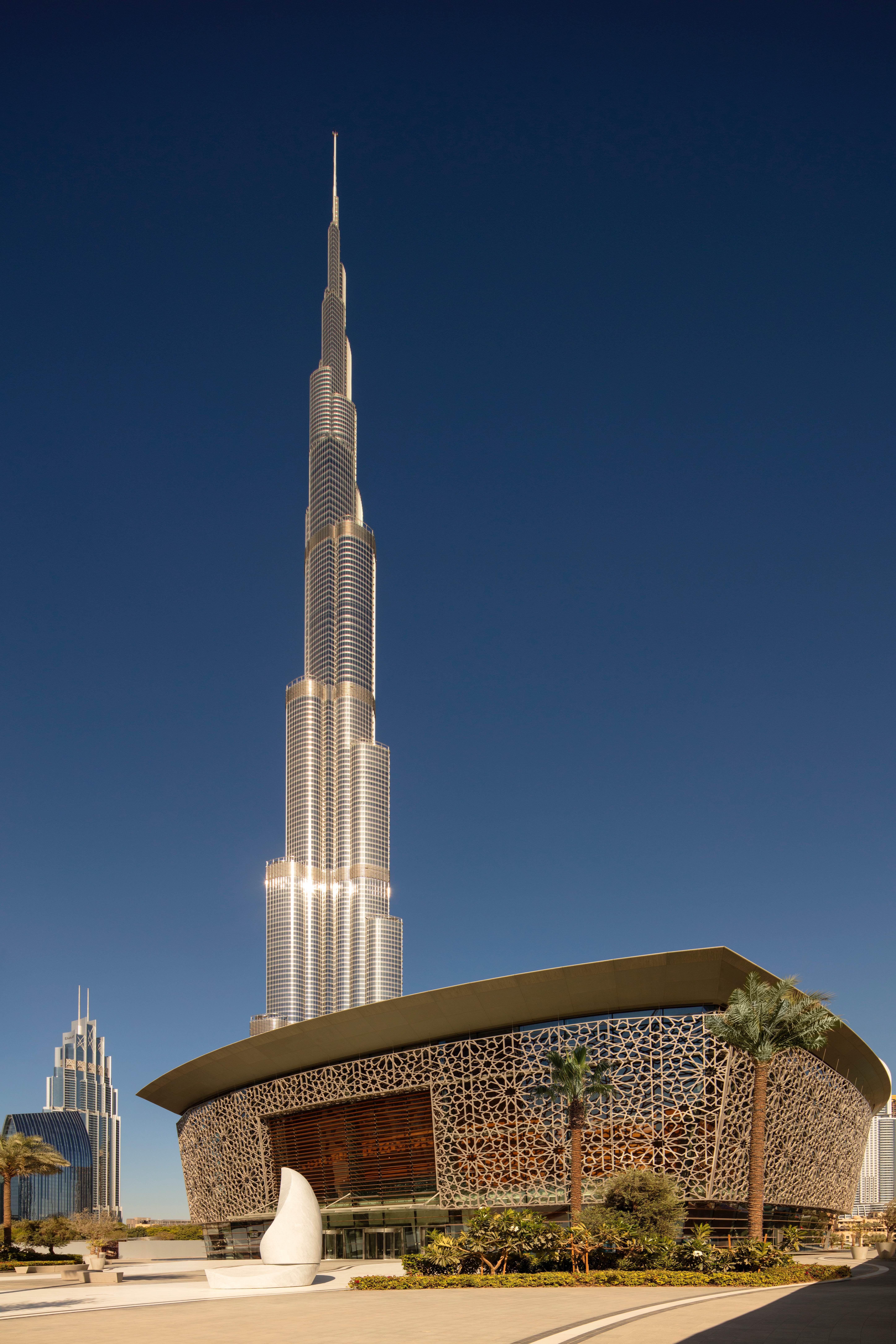 與哈里發塔相鄰的杜拜歌劇院，是今年杜拜最新的旅遊地標。