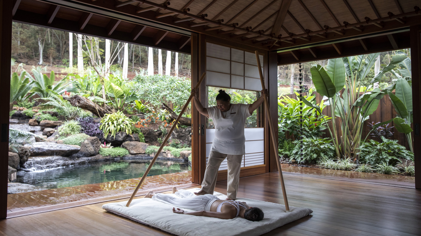 以两根木棍进行支撑和协调踩背力道的传统按摩疗程。