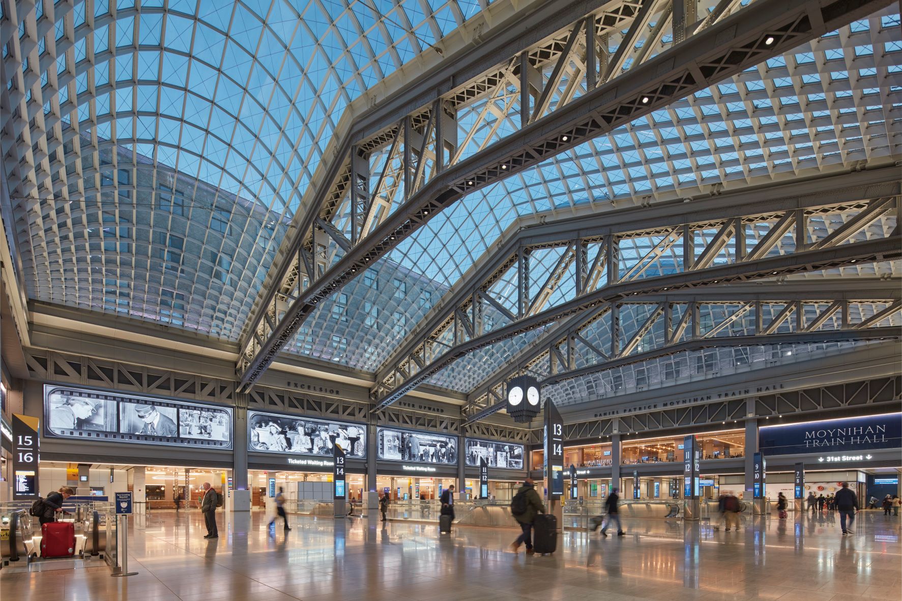 Moynihan Train Hall 以原建筑的大型钢骨衍架为基础，建构出展现流线波动美感的巨型天窗屋顶。