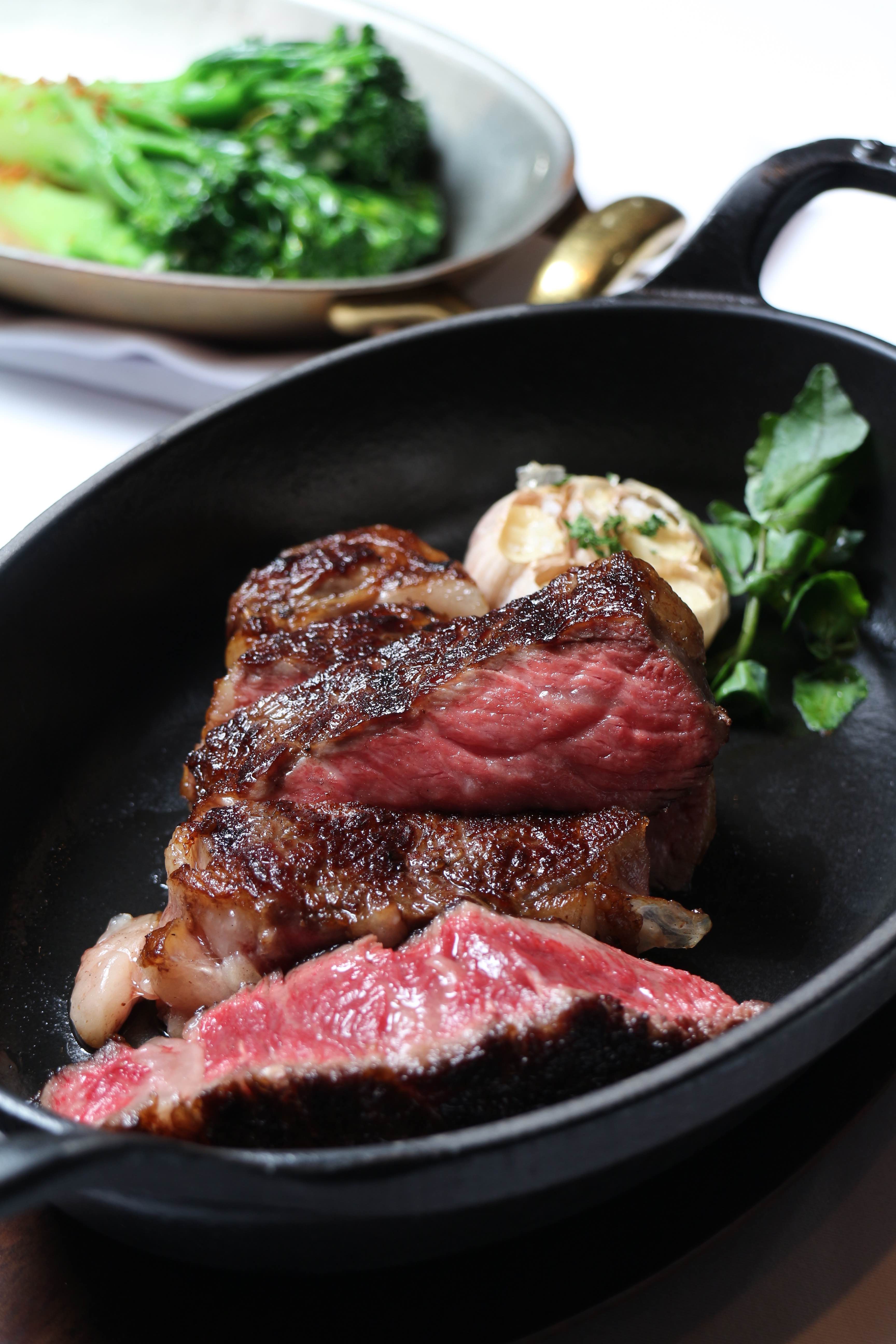 老饕牛排是邓有癸首创，多年来一直是他的拿手绝活。