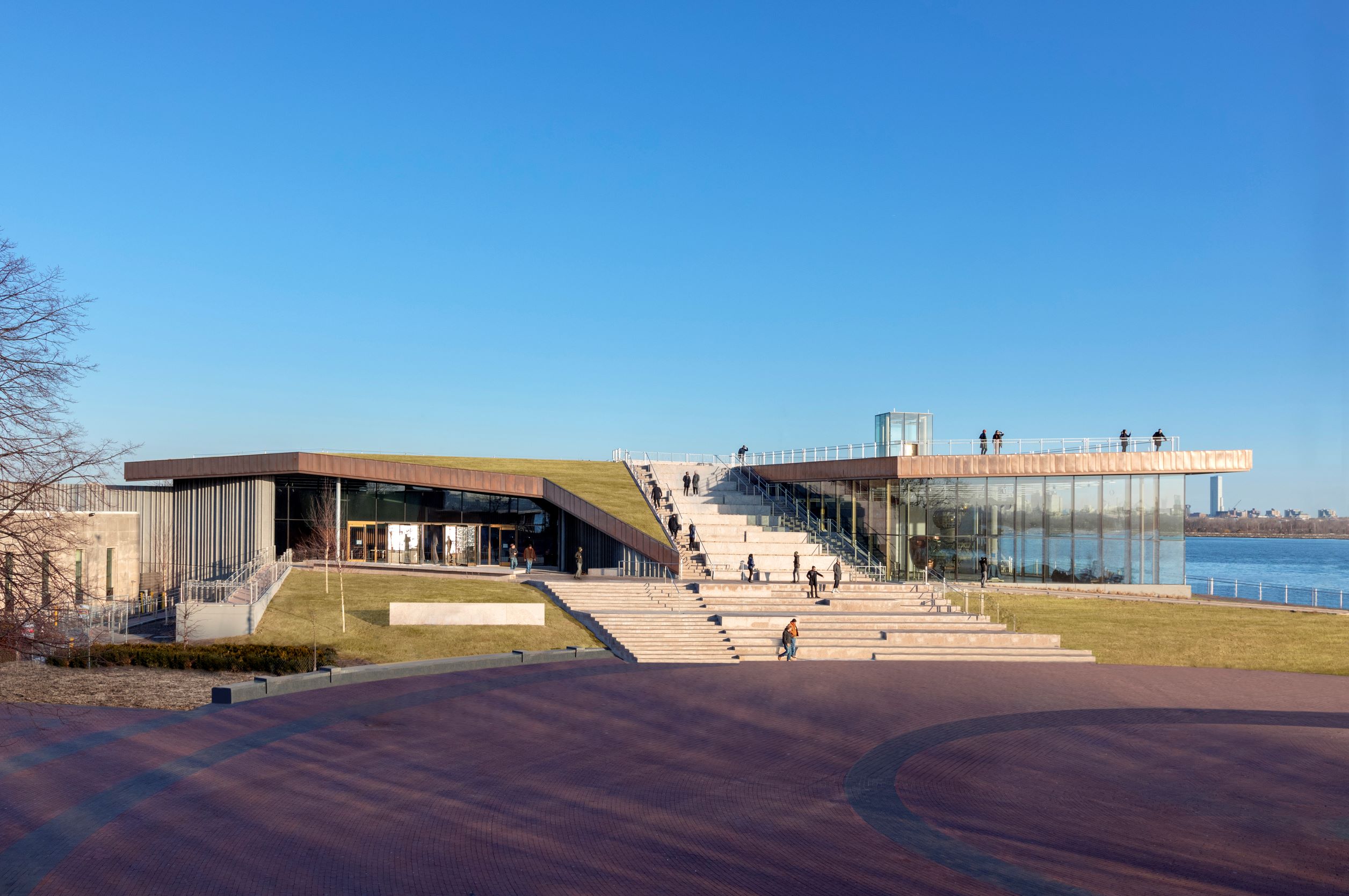 从屋顶到建筑周边均种满植栽的 Statue of Liberty Museum，让博物馆自然成为公园景观的一部分。