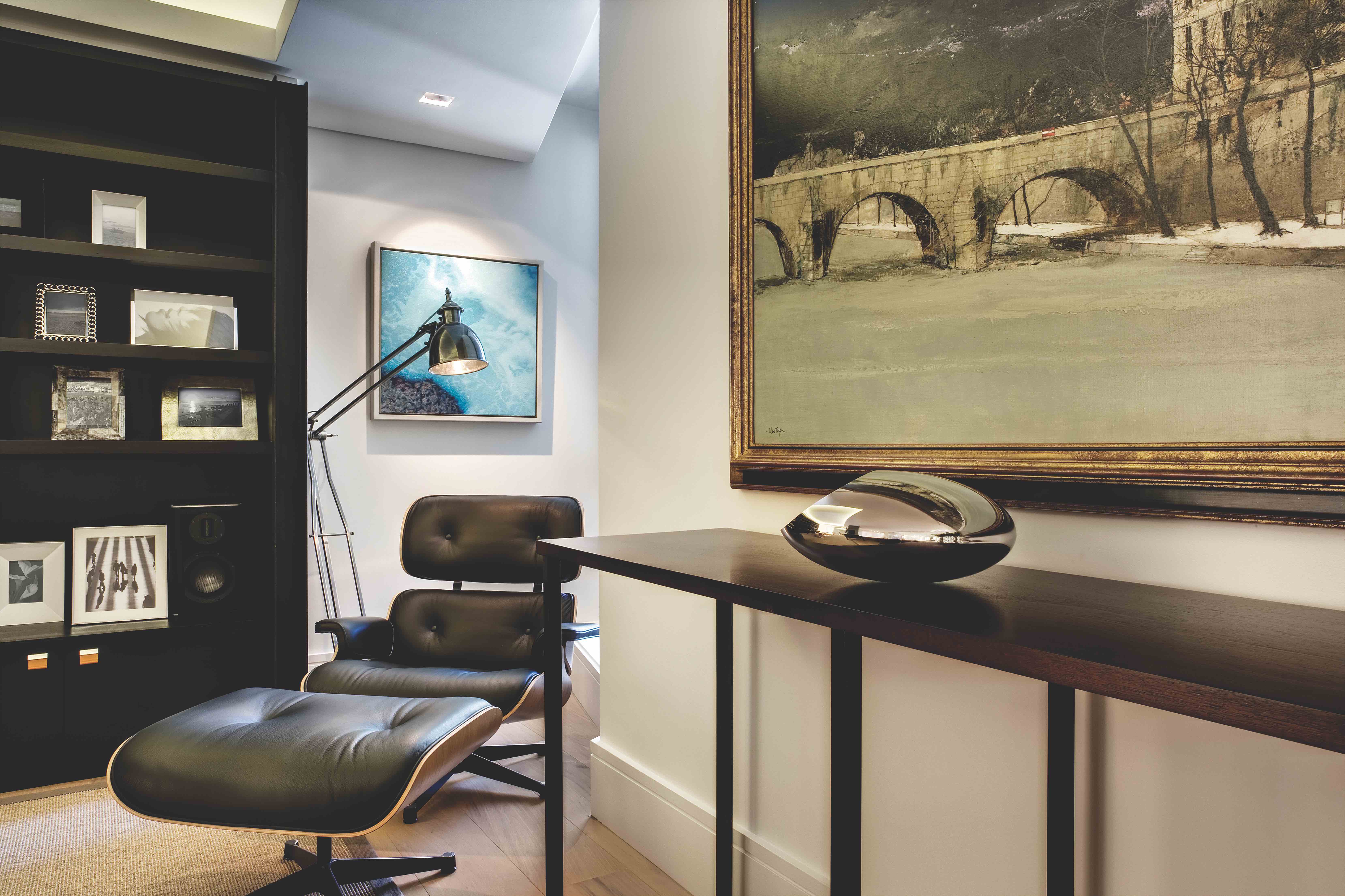 以大地色为主的书房，是整个宅邸中最隐密的角落。