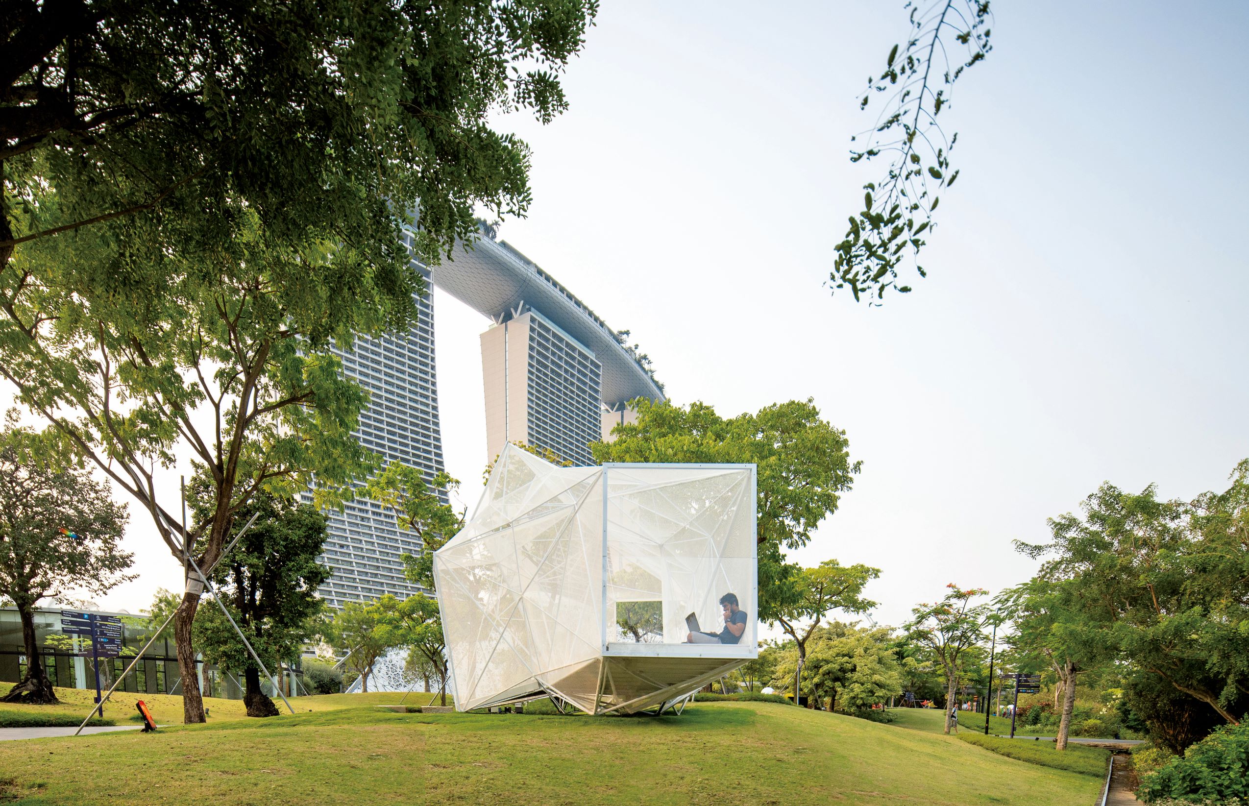 架设在滨海湾花园的 AirMesh Pavilion，既是休憩凉亭，也是一座大型 3D 列印艺术装置。