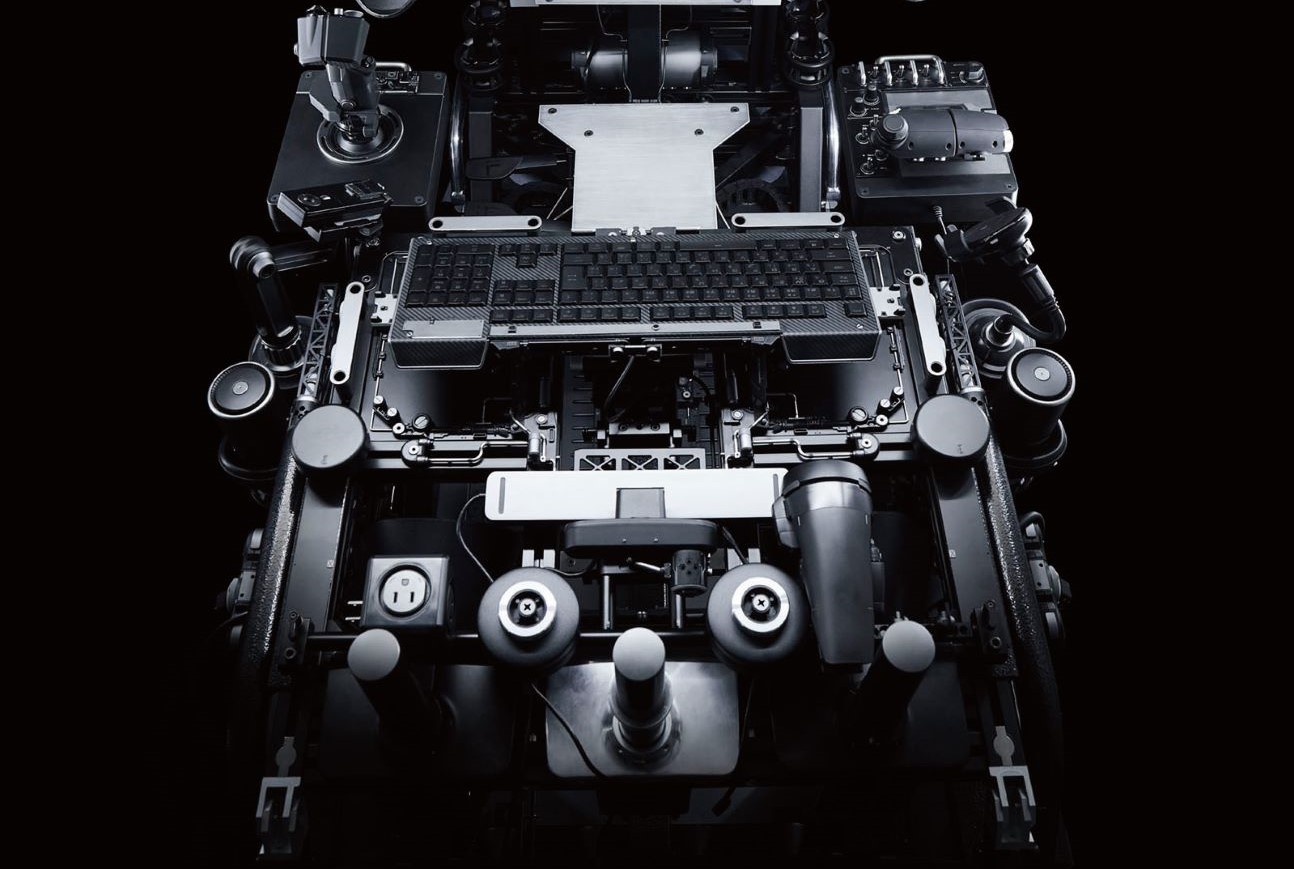 池內啟人在「Ikeuchi Hiroto Exhibition」展出與設計公司 Prototype Inc. 合作推出的互動裝置，是一台影像遊戲的駕駛艙式模擬器，可見繁複精密的電腦零件元素讓人嘆為觀止。