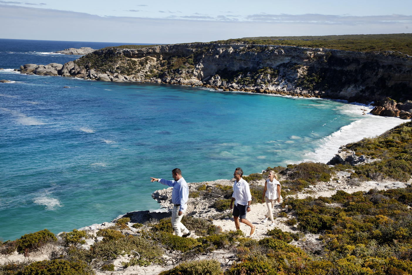 Southern Ocean Lodge 的海岸悬崖步道健行活动，带着游客探索袋鼠岛海岸自然生态景观。