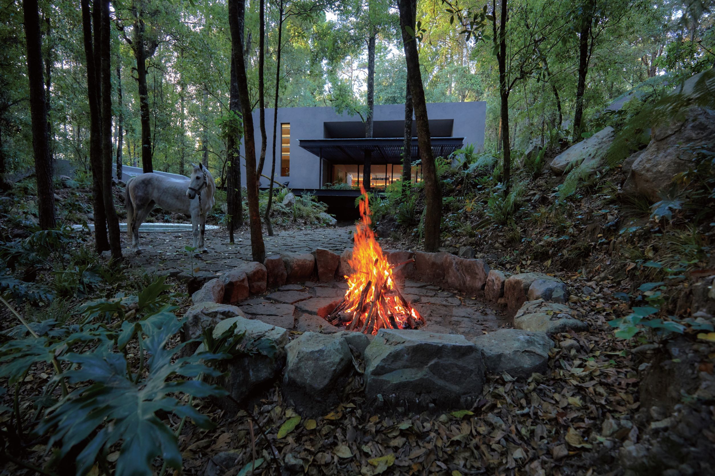 在交谊小屋前，特别以石块建构出一个让大家聚会取暖的圆形篝火区。