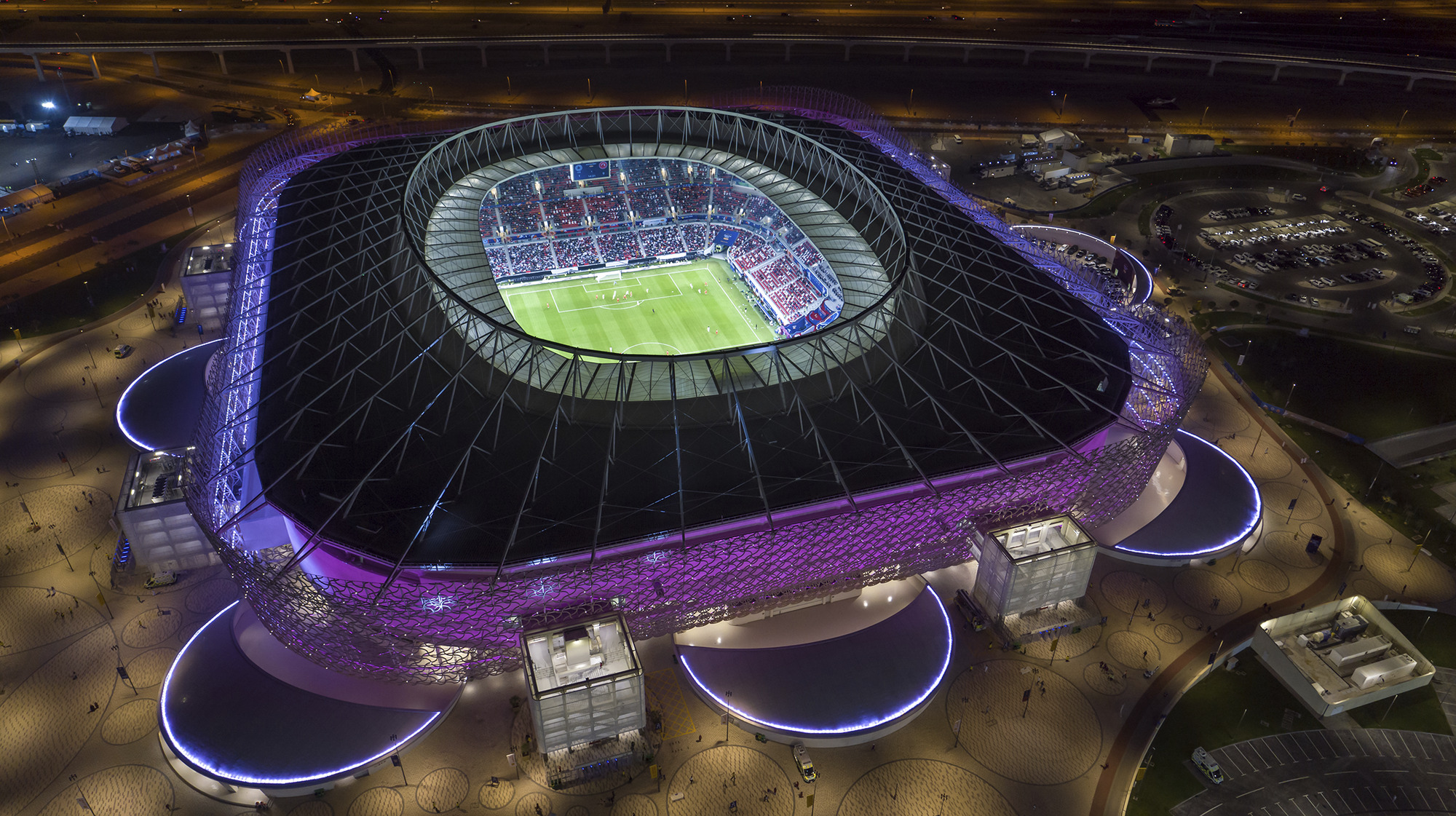形似漠地帳篷的 Ahmad Bin Ali Stadium，在夜裡還會投射出繽紛光影。