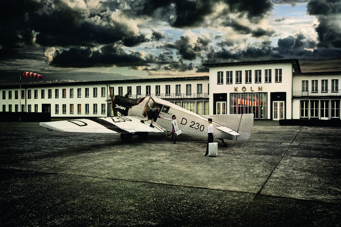 1937 年，全球第一款铝镁合金旅箱问世，这款从制作飞机外壳所衍生出的材质也承袭了不畏飞行与艰辛旅途的 DNA，成为国际旅客最钟爱的旅行良伴。