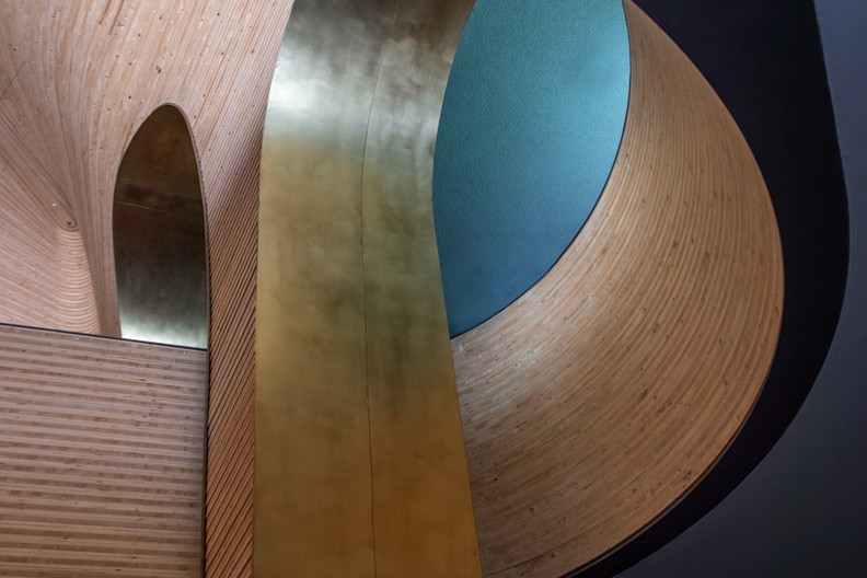 剧院里以相互交错的流线型 结构，营造出独特的流动美感。 （ Photo by Anthony Browell ）