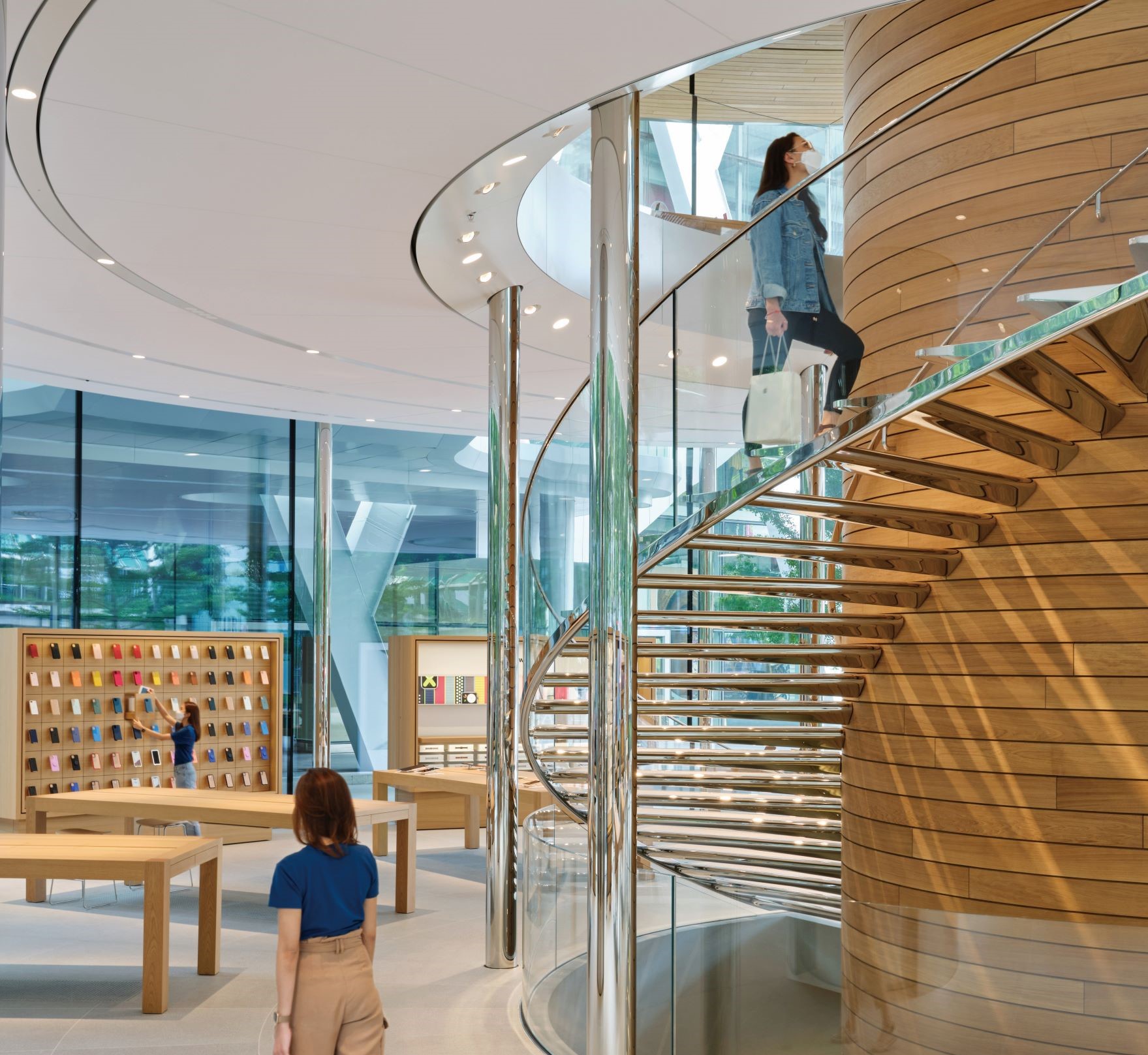 連接 1 至 2 樓的透明感不鏽鋼階梯，則提點出 Apple 的科技時尚氣息。
