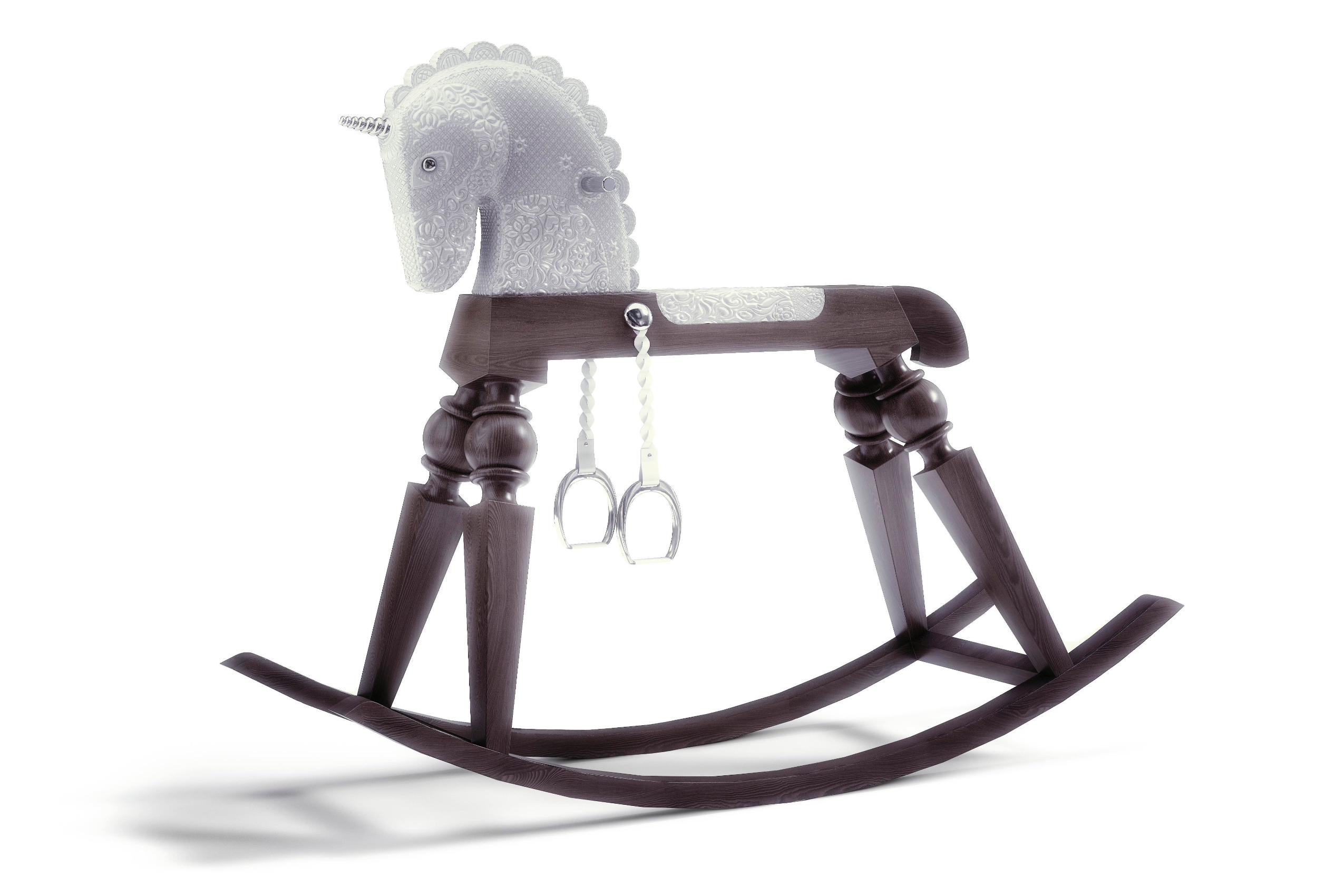 Arion 摇摇马是 Marcel 推出的限量款设计，雕花图腾加上传统马鞍马具，让玩具也能充满古典情怀。