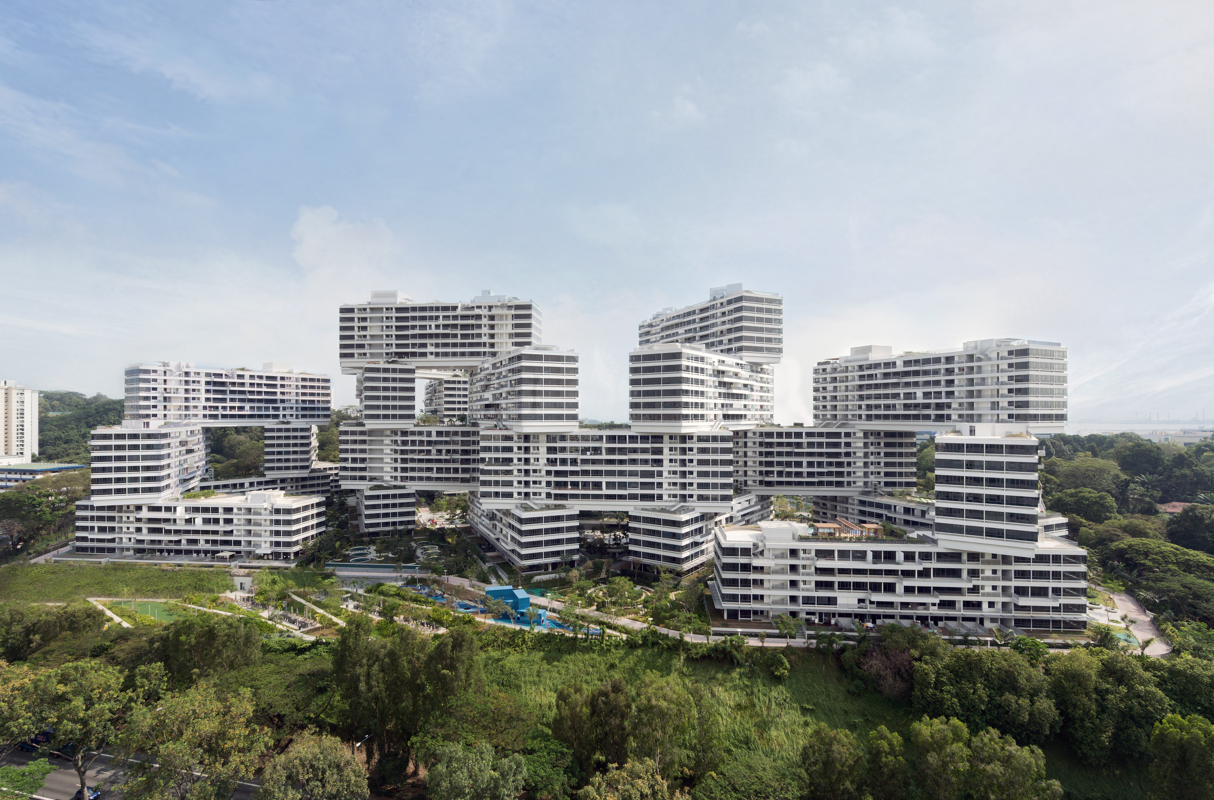 新加坡 The Interlace 將大樓橫向放置，像積木般堆疊起來，打造出由建築、廣場和花園交錯而成的複雜結構，重新定義「家的邊界」。（ © Iwan Baan ）