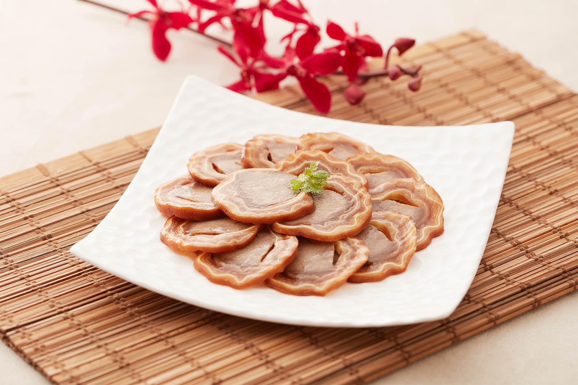 用猪耳朵加猪舌头做成的悄悄话是请客楼的人气凉菜。