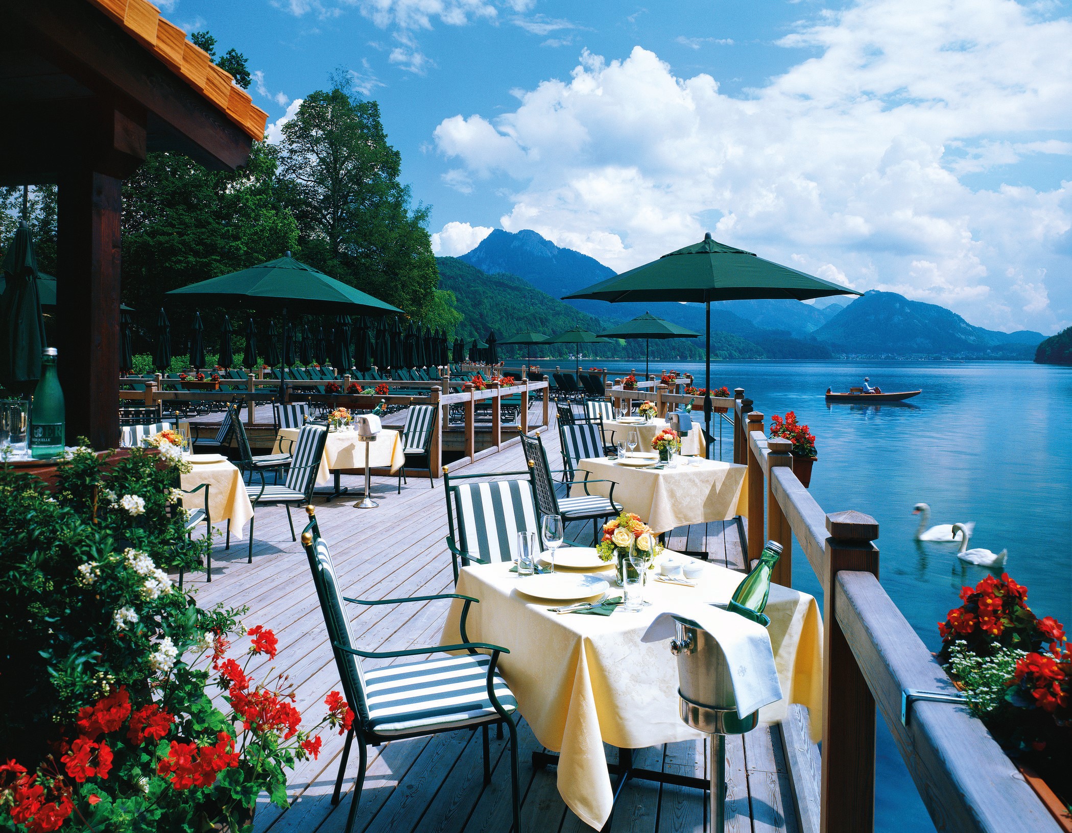坐拥美丽湖景的 Schloss Fuschl 露天湖畔用餐区。