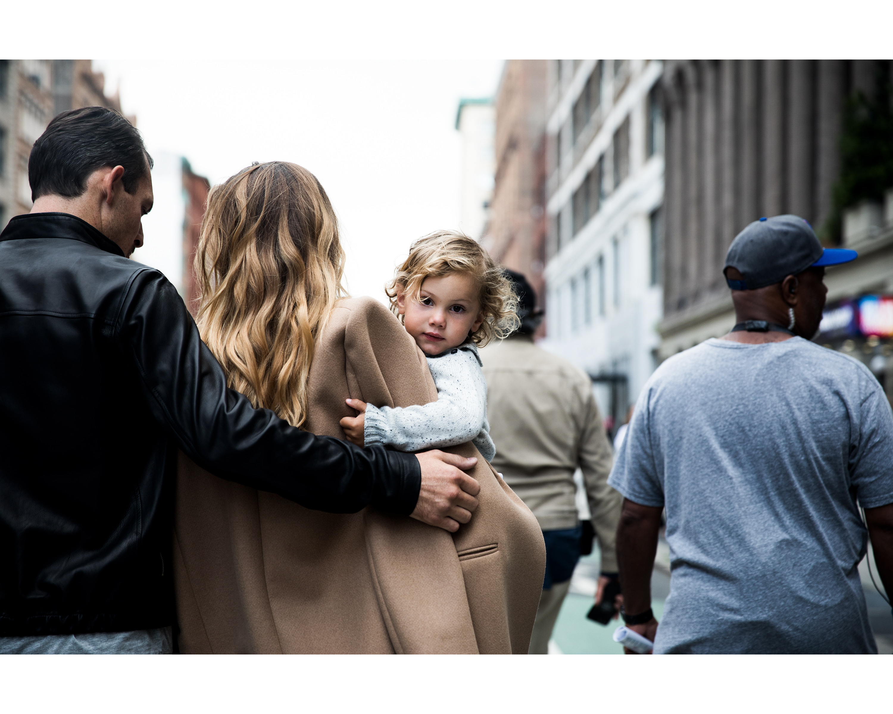 手可以抱起孩子，也能牵起挚爱的另一半，Tiffany Love 广告以爱侣间的手部肢体互动，展现两人如何以双手代表独立个体的连结，传达延续爱情力量的信念。